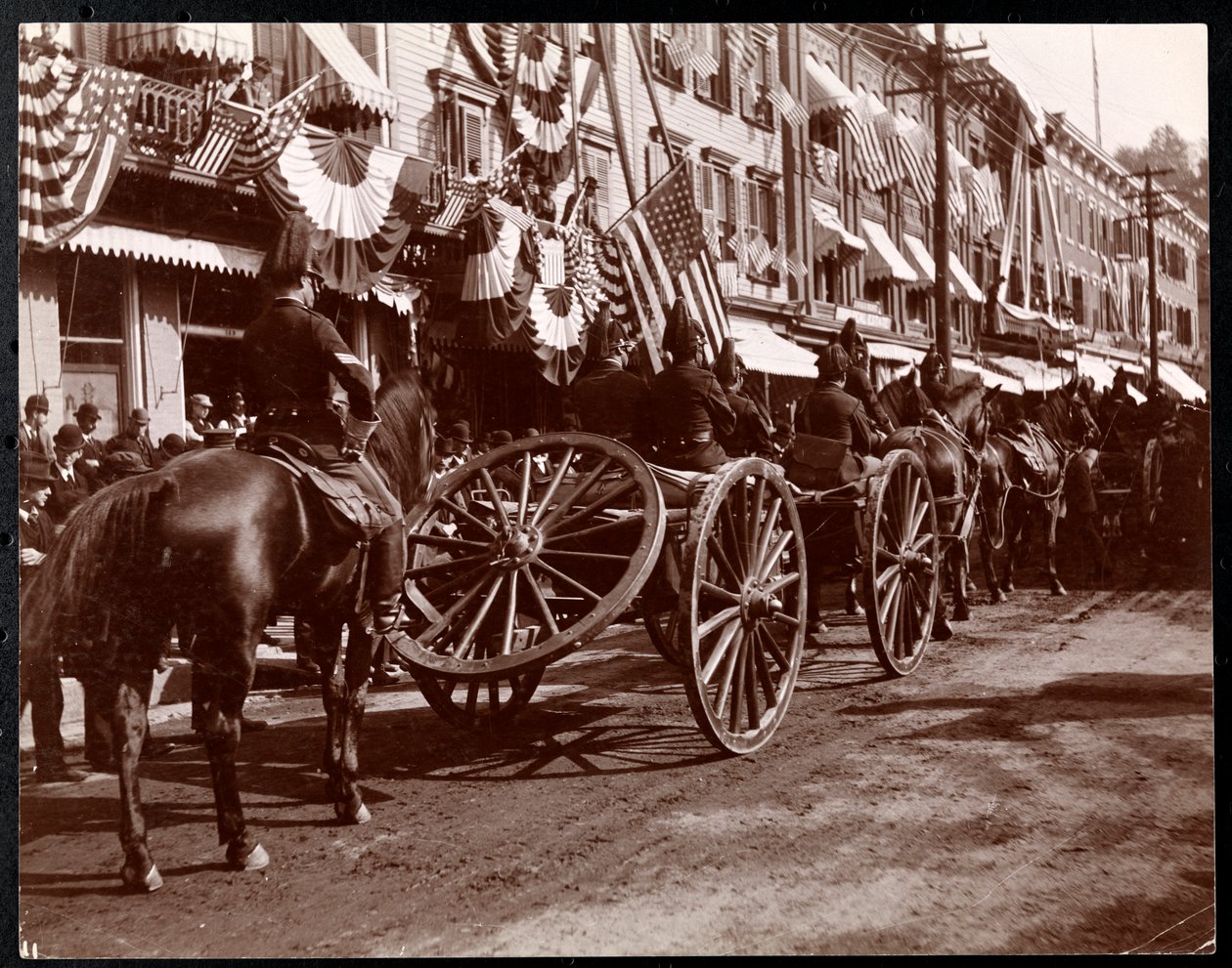 Pferdegezogene Artillerie bei einer Parade in Dobbs Ferry, New York, 1898 von Byron Company