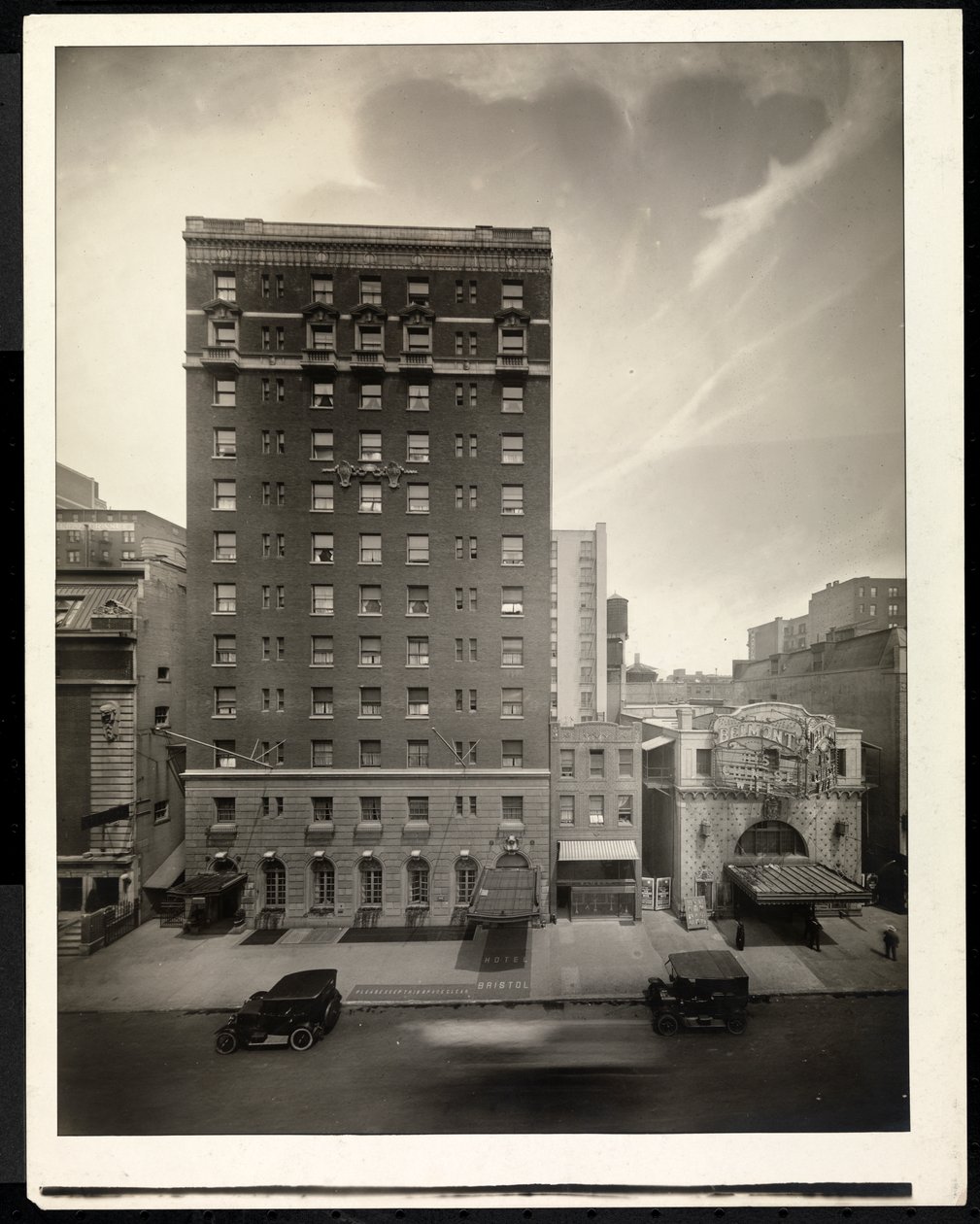 Hotel Bristol, 48th Street, New York, 1920 von Byron Company