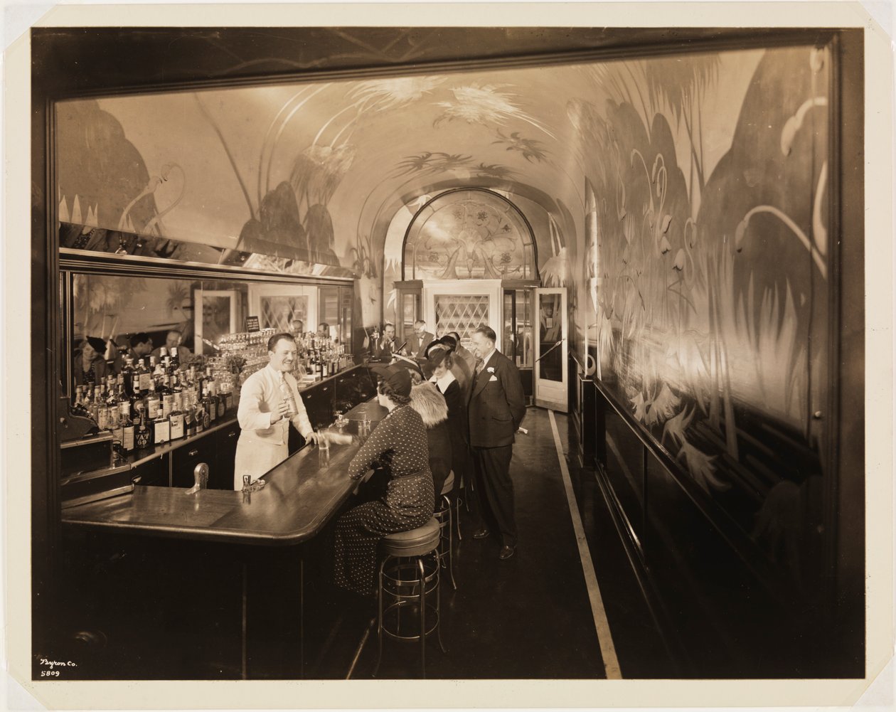 Hotel Woodward, Innenansicht, die Bar, mit Menschen, 1937 von Byron Company