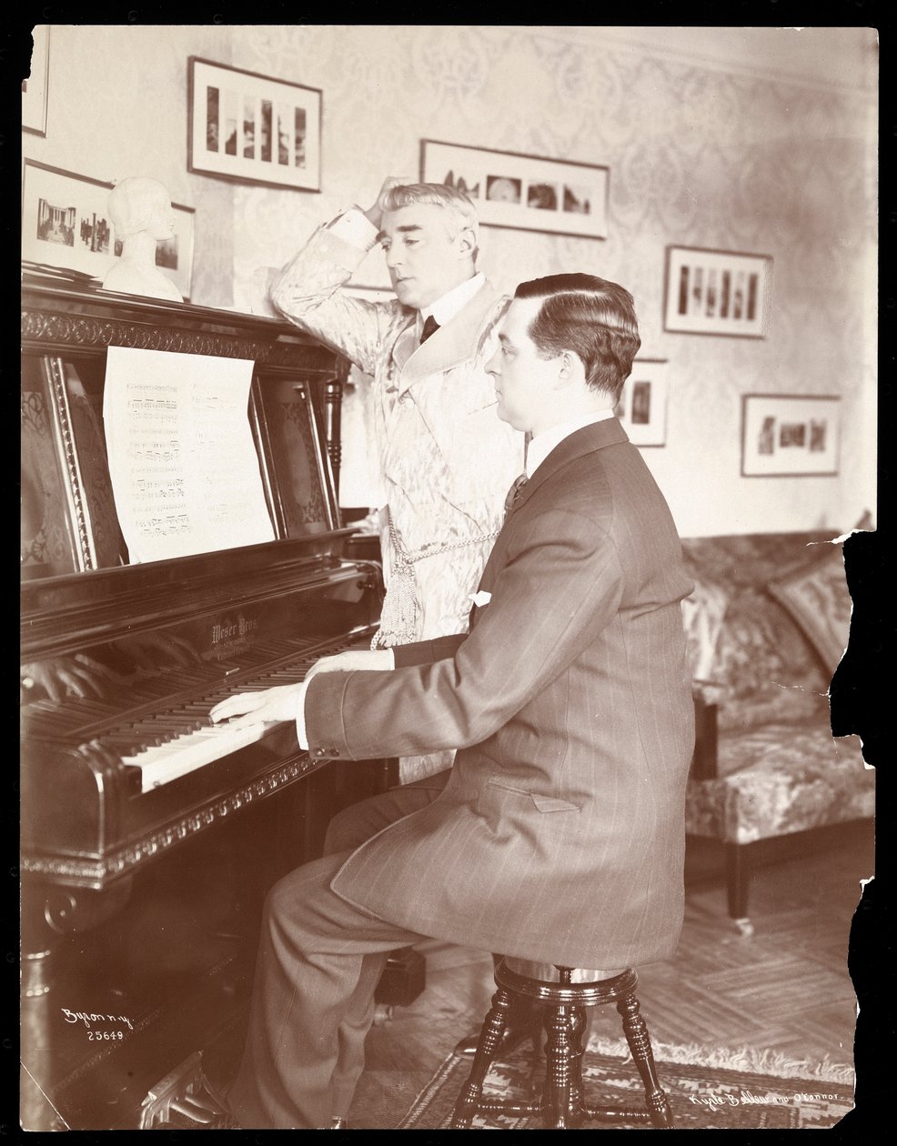 Kyrle Bellew und Freund am Klavier in Bellews Haus, 1908 von Byron Company