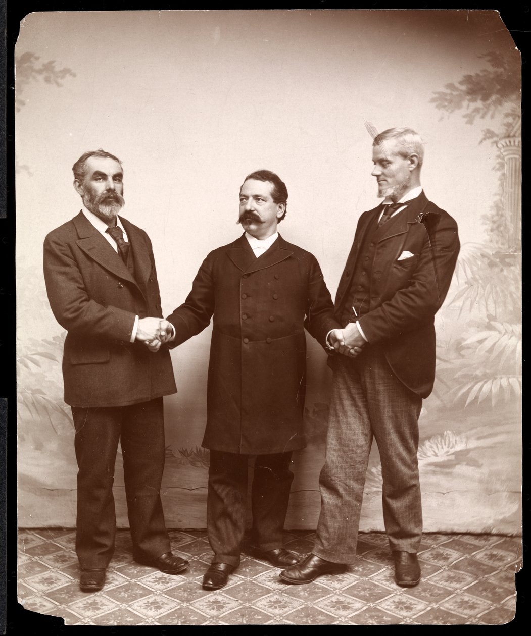 Arbeitsführer Samuel Gompers, John Burns und Holmes, 1893-4 (Silbergelatineabzug) von Byron Company