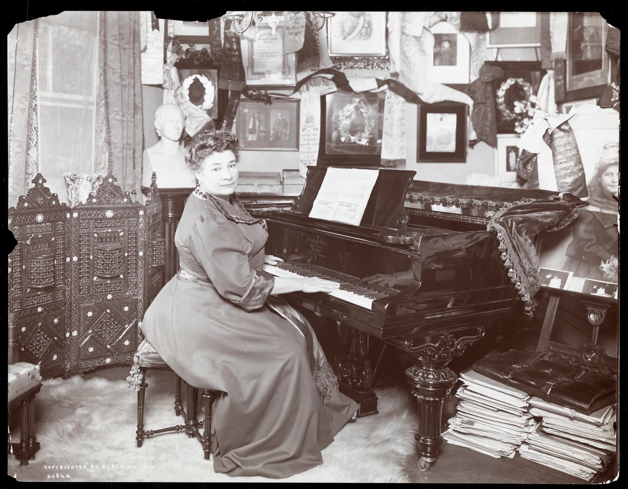 Madame Schumann Heink sitzt am Klavier, 1906 von Byron Company