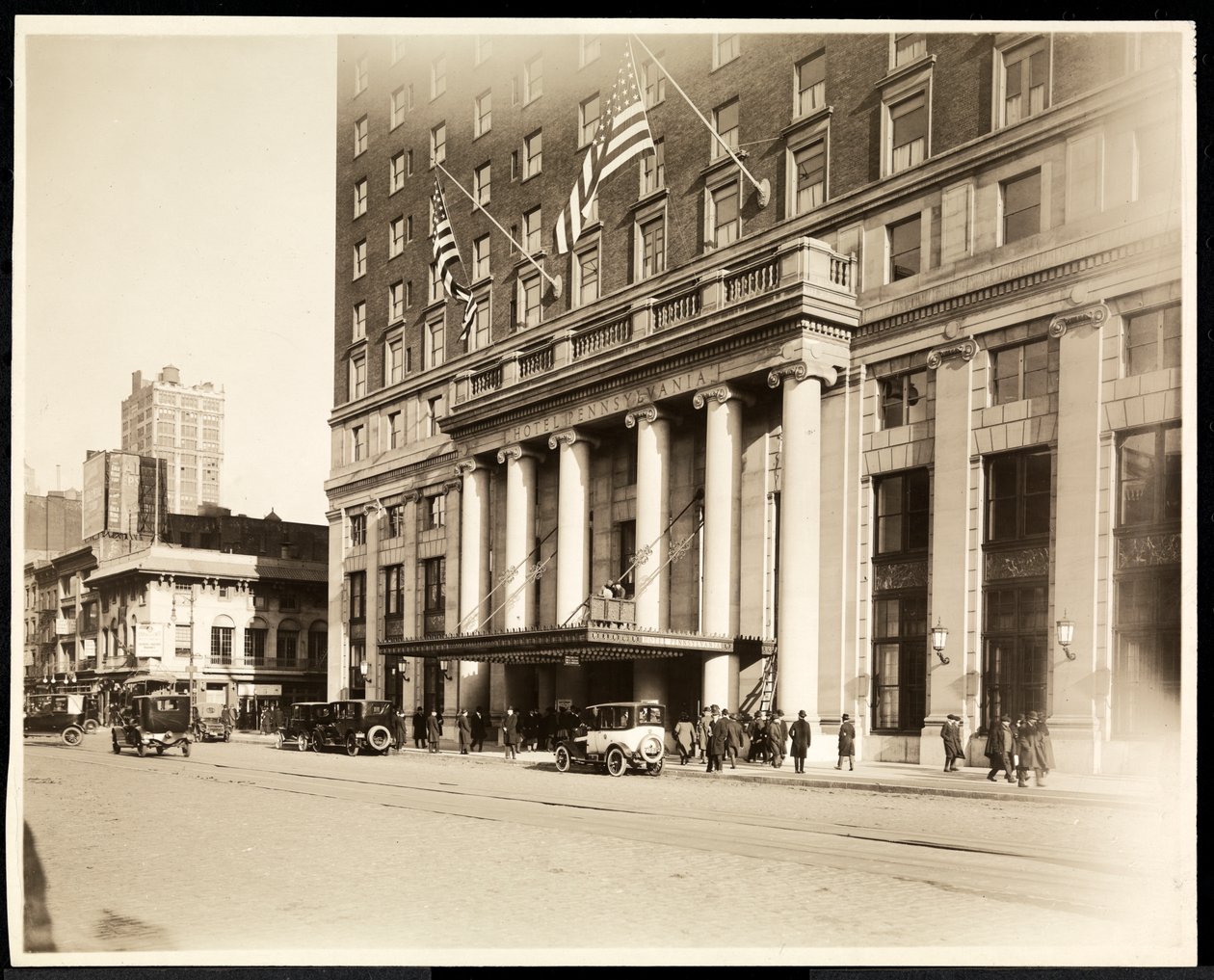 Haupteingang des Hotel Pennsylvania, 7th Avenue und 32nd Street, New York, 1919 von Byron Company