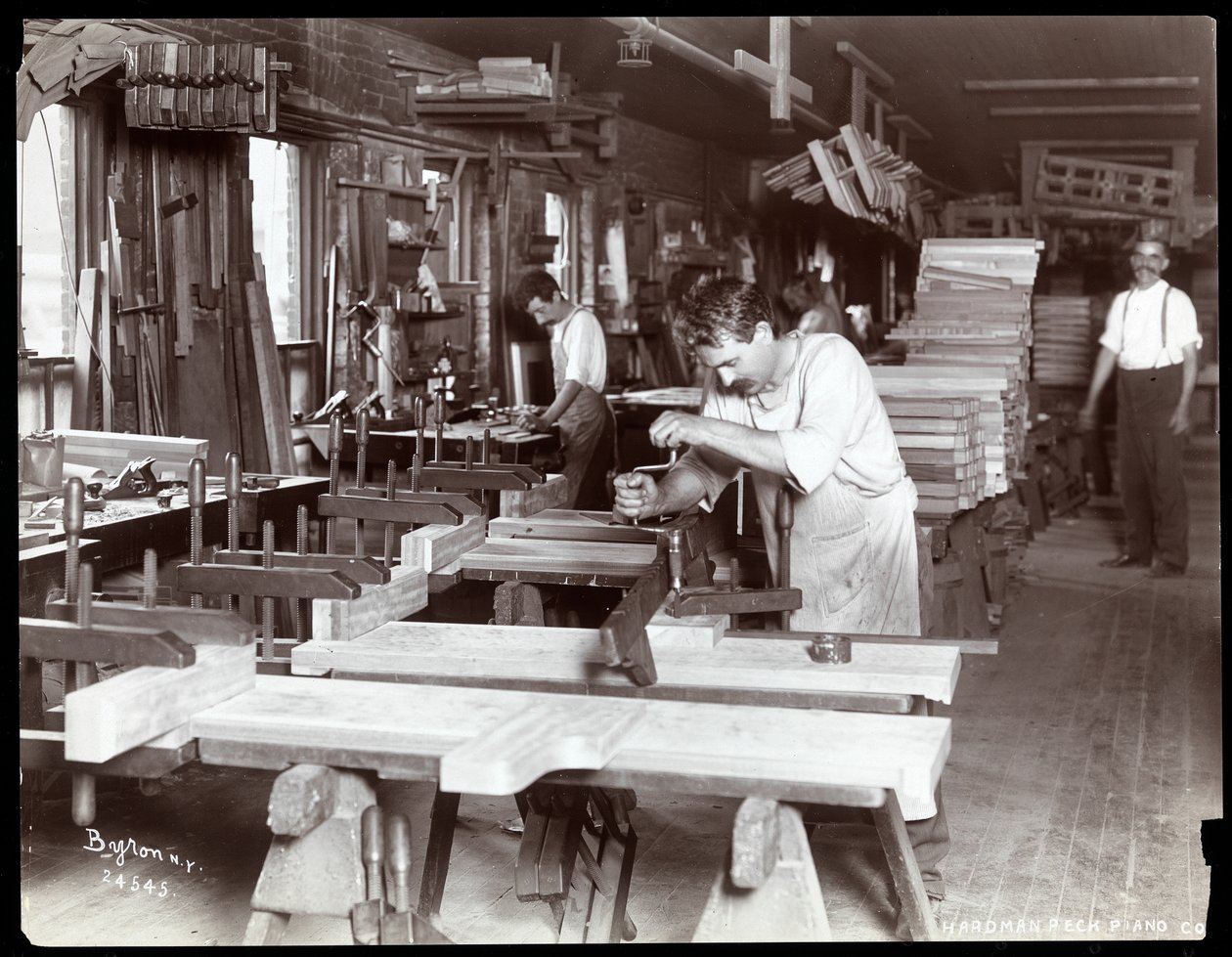 Männer arbeiten in der Hardman, Peck und Co. Klavierfabrik, New York, 1907 (Silbergelatineabzug) von Byron Company
