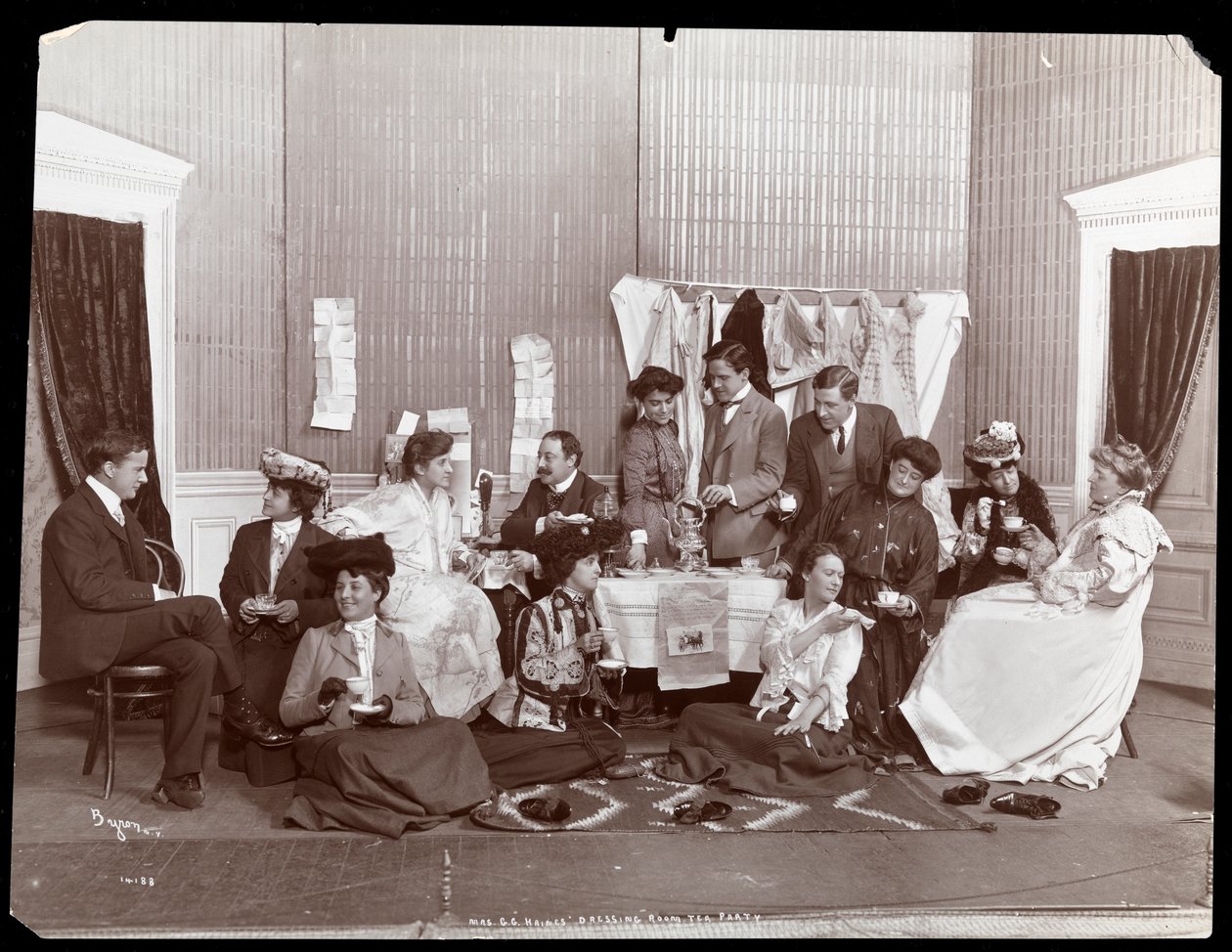 Mrs. G.G. Haines, Teegesellschaft im Ankleidezimmer, 1902 von Byron Company