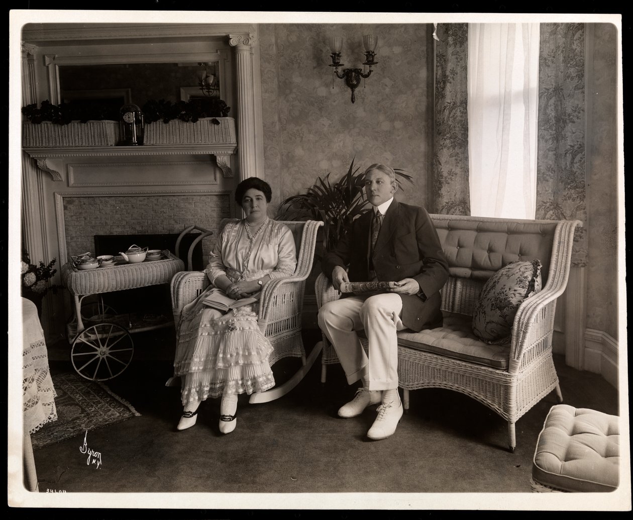 Porträt von Herrn und Frau Howard, sitzend in ihrem Wohnzimmer in der 5th Avenue 200, New York, 1916-6 (Silbergelatineabzug) von Byron Company