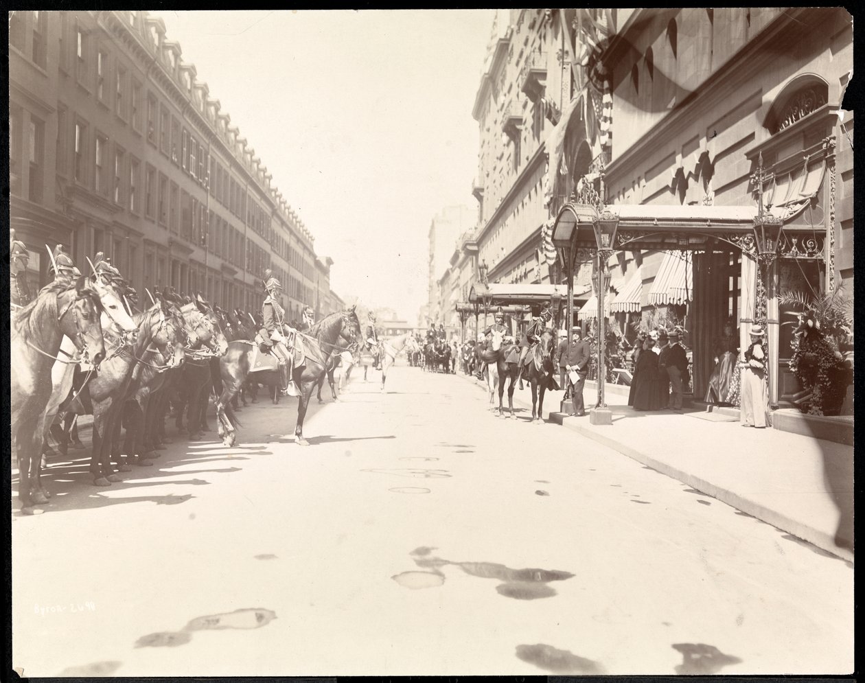 Das Personal des Gouverneurs wartet auf die Ankunft von Li Hung Chang im Waldorf Astoria Hotel, New York, 1896 von Byron Company