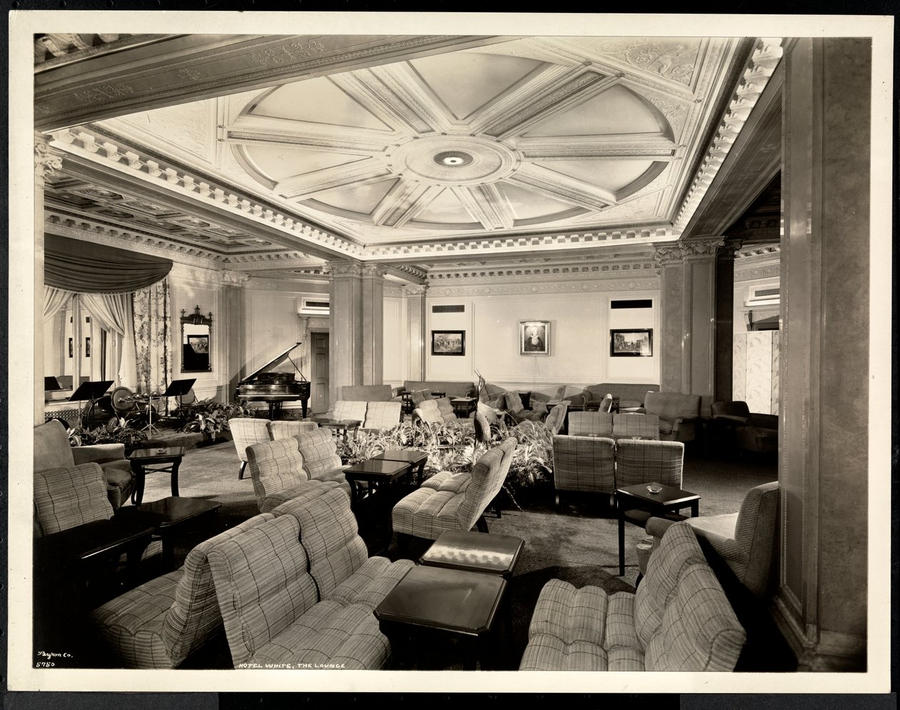 Die Lounge, Blick nach Osten im Hotel White, 37th Street und Lexington, New York, 8. März 1937 von Byron Company