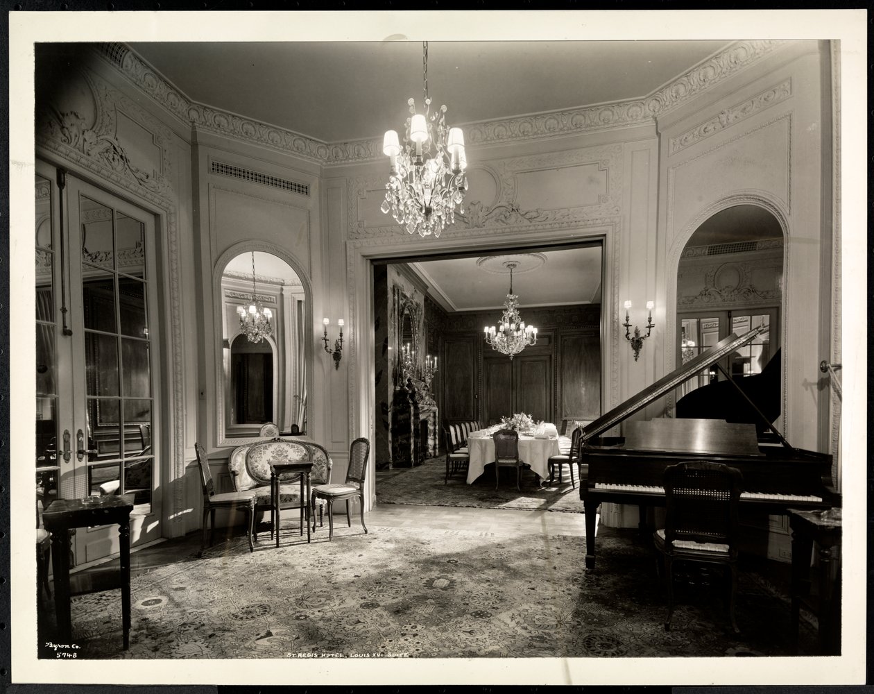 Das Musikzimmer der Louis XVI Suite im Hotel St. Regis, 1937 von Byron Company