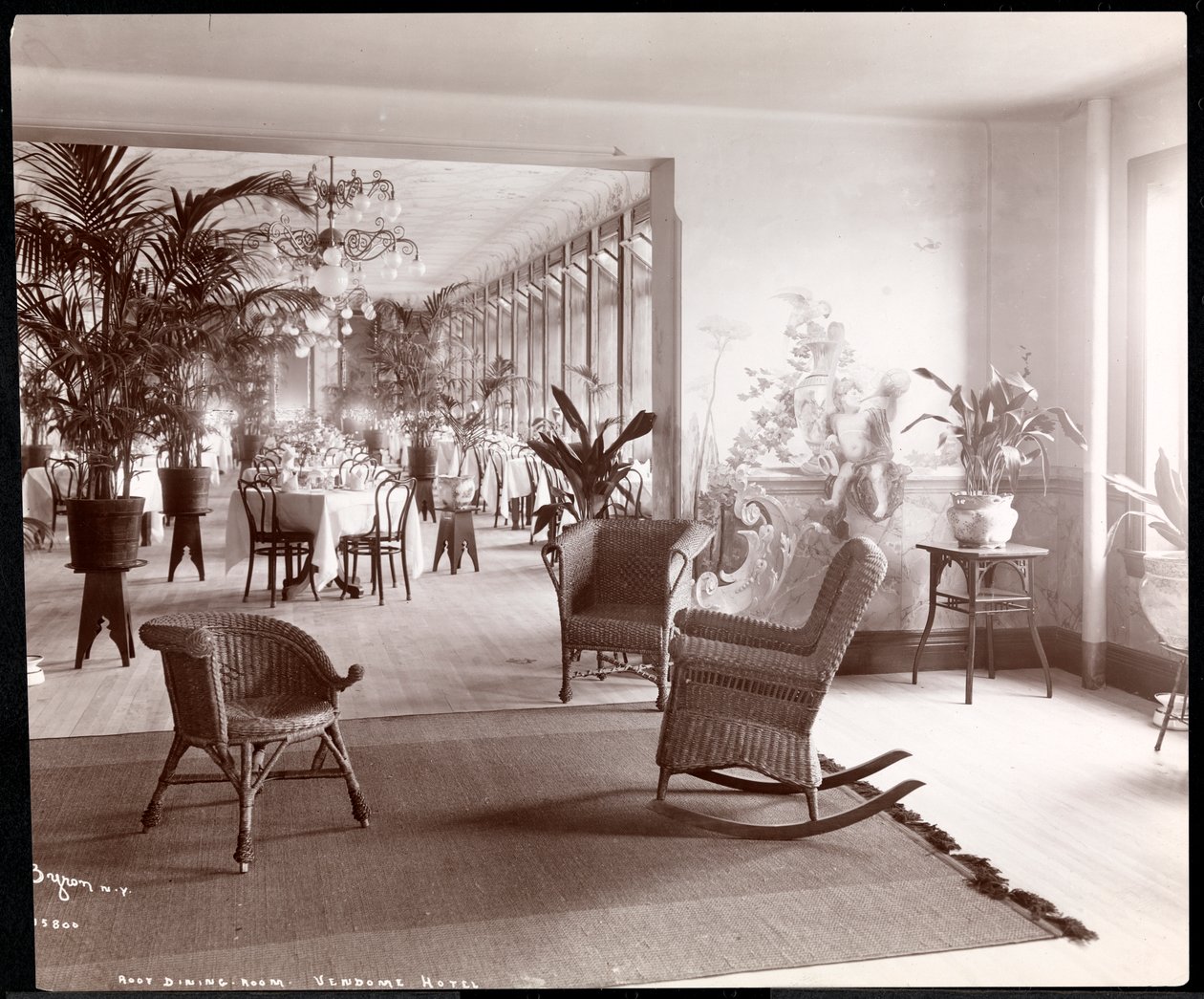 Das Dach-Esszimmer im Vendome Hotel, 1903 von Byron Company
