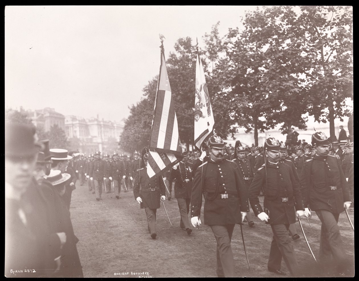 Ansicht der alten Artillerie von Boston, die 1897 in einer Parade in London marschiert von Byron Company