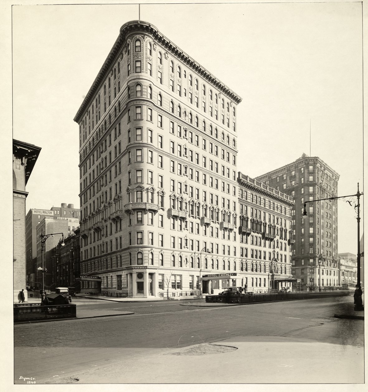 Ansicht des Hotel Embassy an der Broadway und 70th Street, New York, 1921 von Byron Company