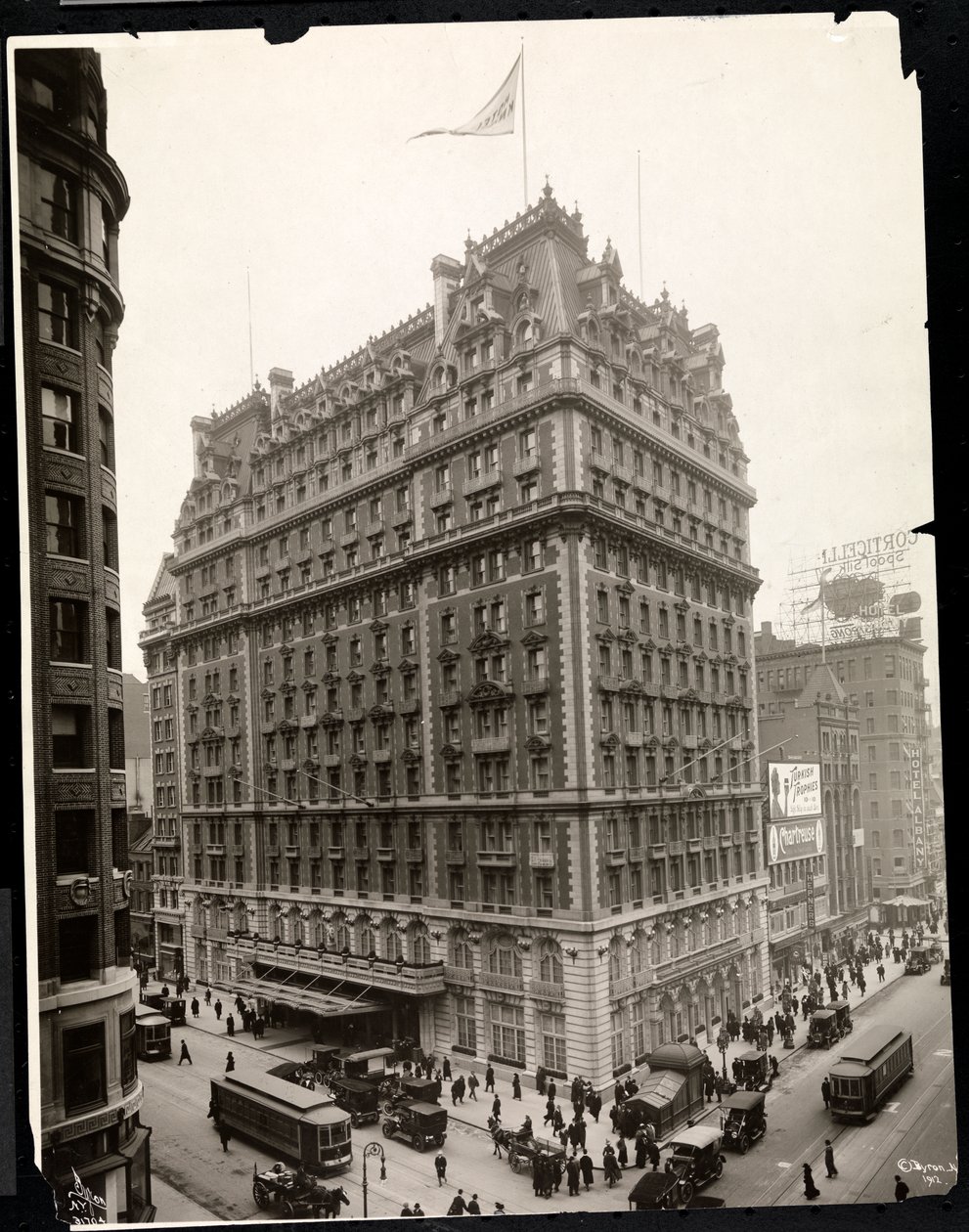 Blick auf das Hotel Knickerbocker, Broadway und 42nd Street, New York, 1912 von Byron Company