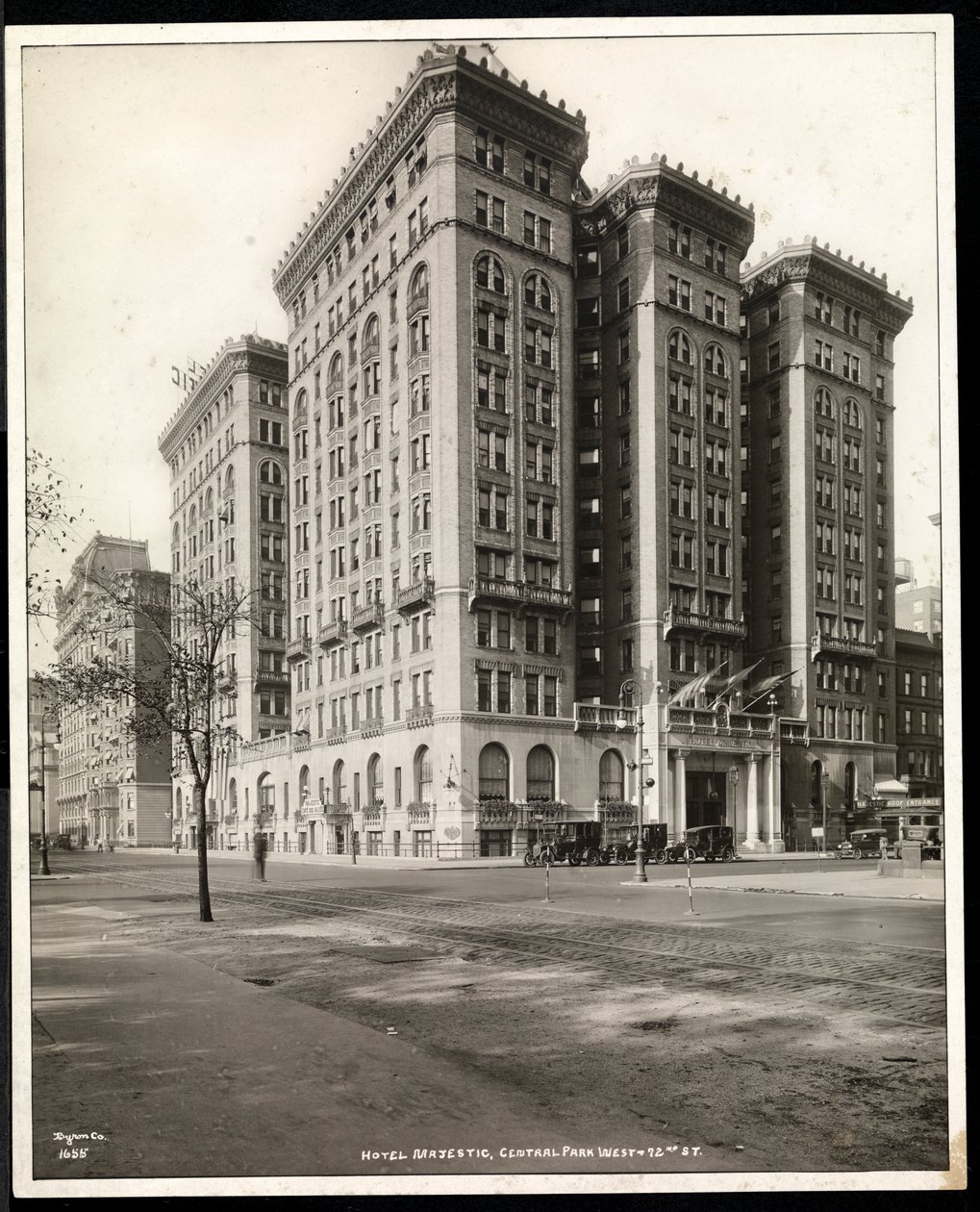 Blick auf das Hotel Majestic an der 72nd Street von der anderen Seite des Central Park West, New York, 1920 von Byron Company