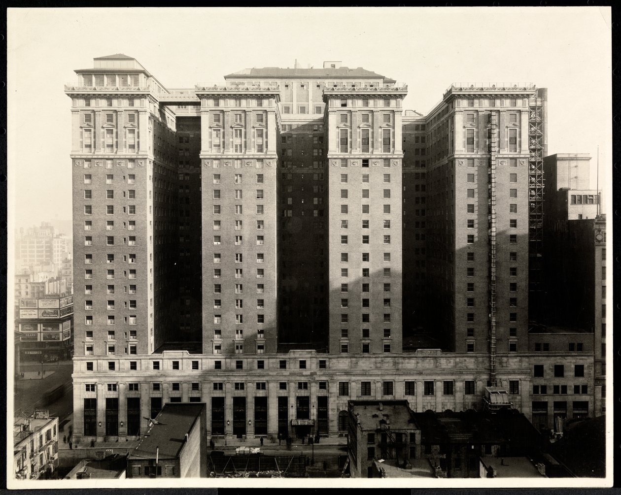 Ansicht der Südseite des Hotel Pennsylvania, 7th Avenue und 32nd Street, New York, 1919 von Byron Company
