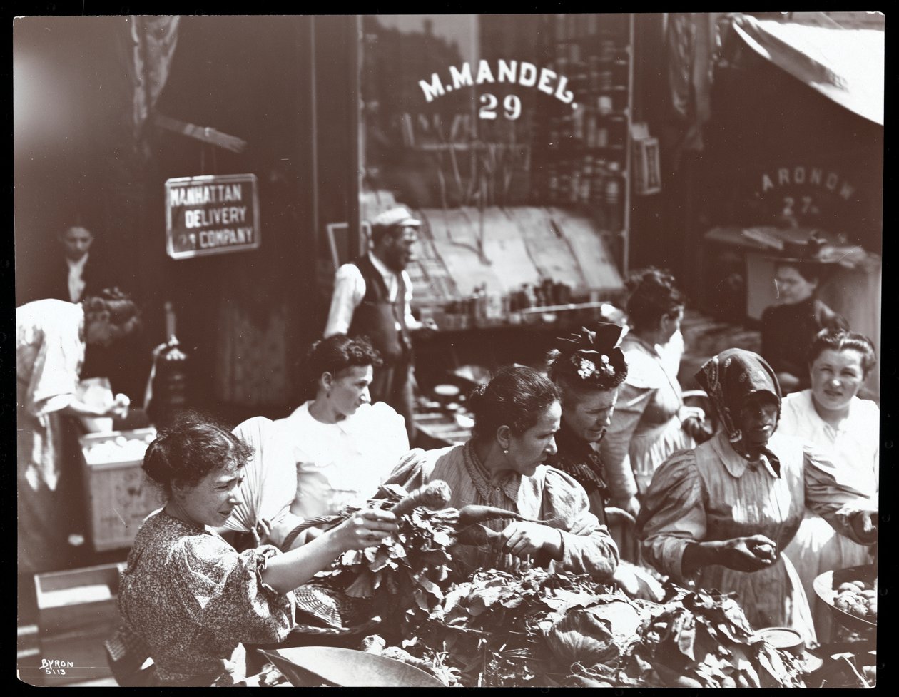 Ansicht von Frauen, die Gemüse von einem Straßenhändler auf der Hester Street, New York, 1898 kaufen von Byron Company