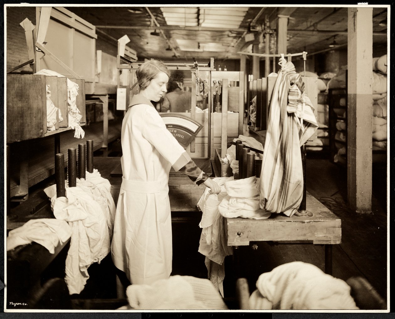 Frauen markieren Wäschesäcke in der Carolyn Laundry, East Harlem, New York, 1928 von Byron Company