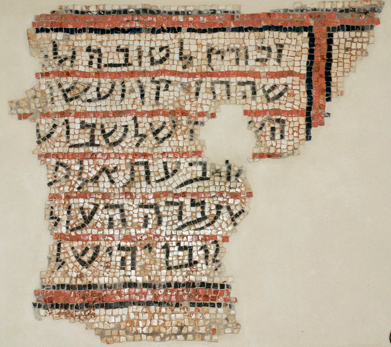 Inschrift zu Ehren des Spenders Rabbi Isai und Rabbi Yohannan der Schreiber aus der Synagoge von Susya bei Hebron, Westjordanland, 6. Jahrhundert n. Chr. (Mosaik) von Byzantine Byzantine