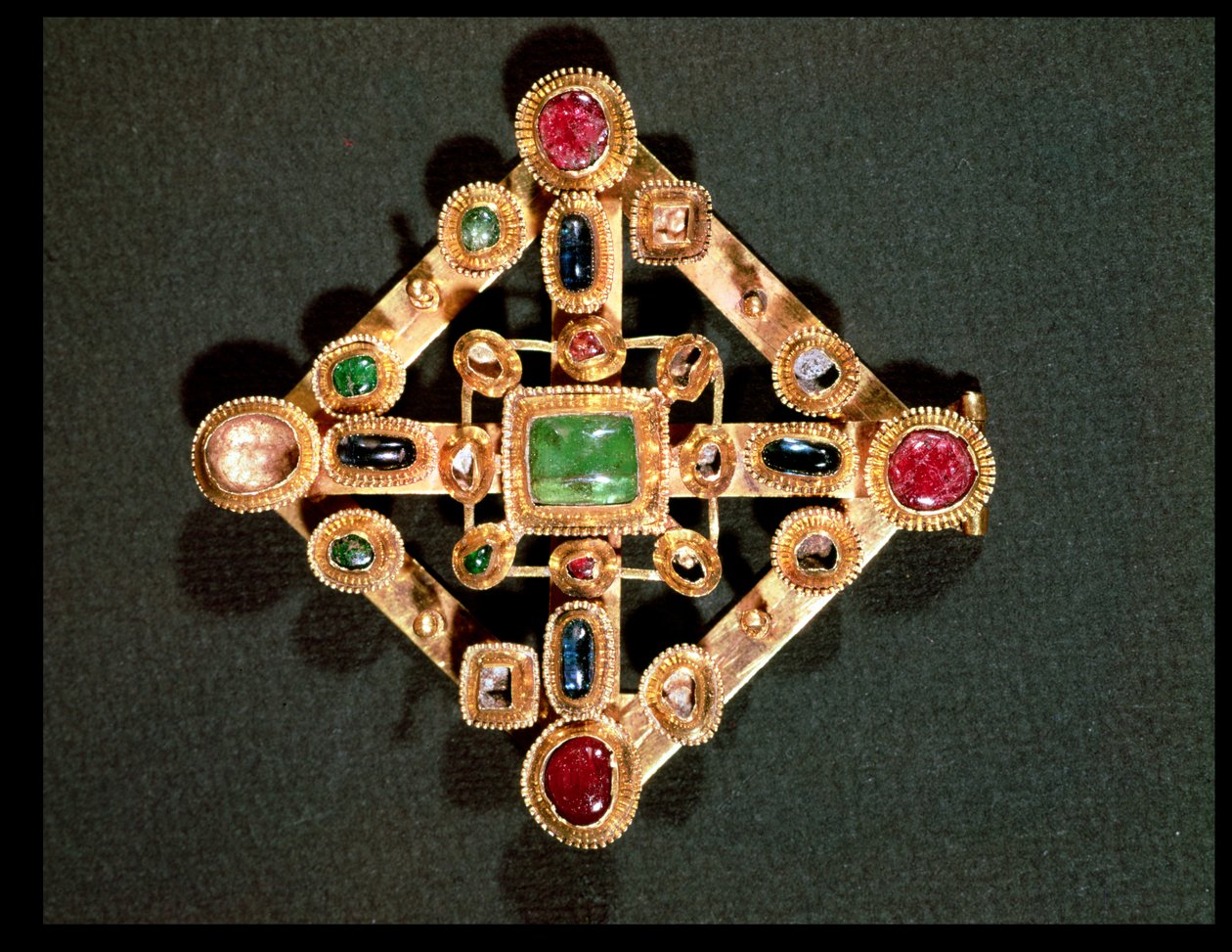Brosche in Form eines griechischen Kreuzes von Byzantine School