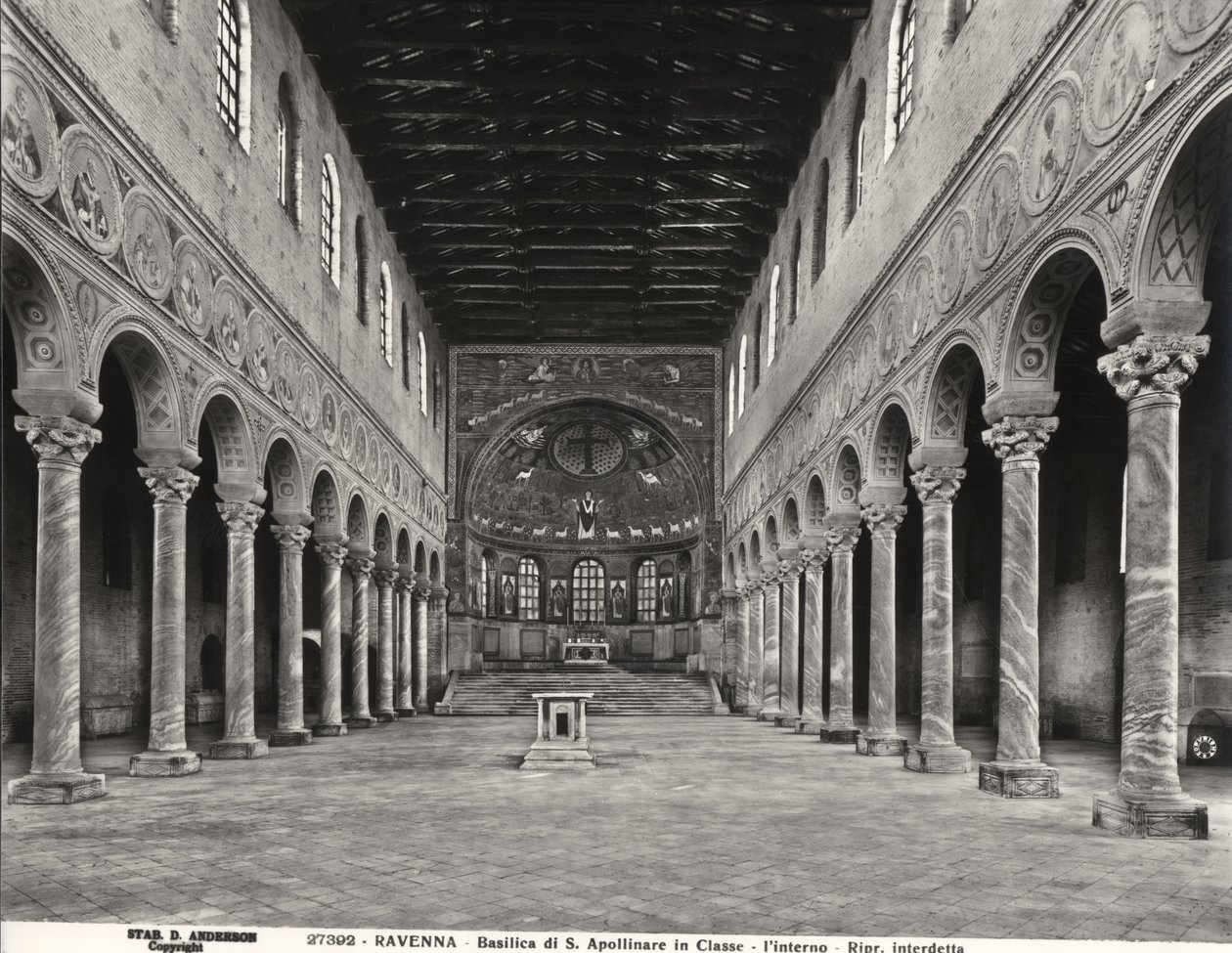 Innenansicht des Kirchenschiffs und der Apsis von Byzantine School