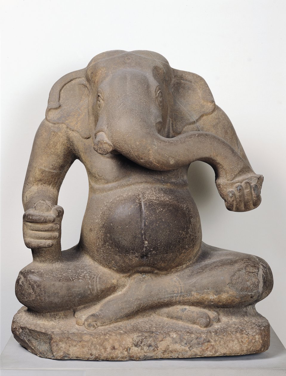Ganesh, aus Tuol Pheak Kin, Provinz Kandal, 7.-8. Jahrhundert (Sandstein) von Cambodian School