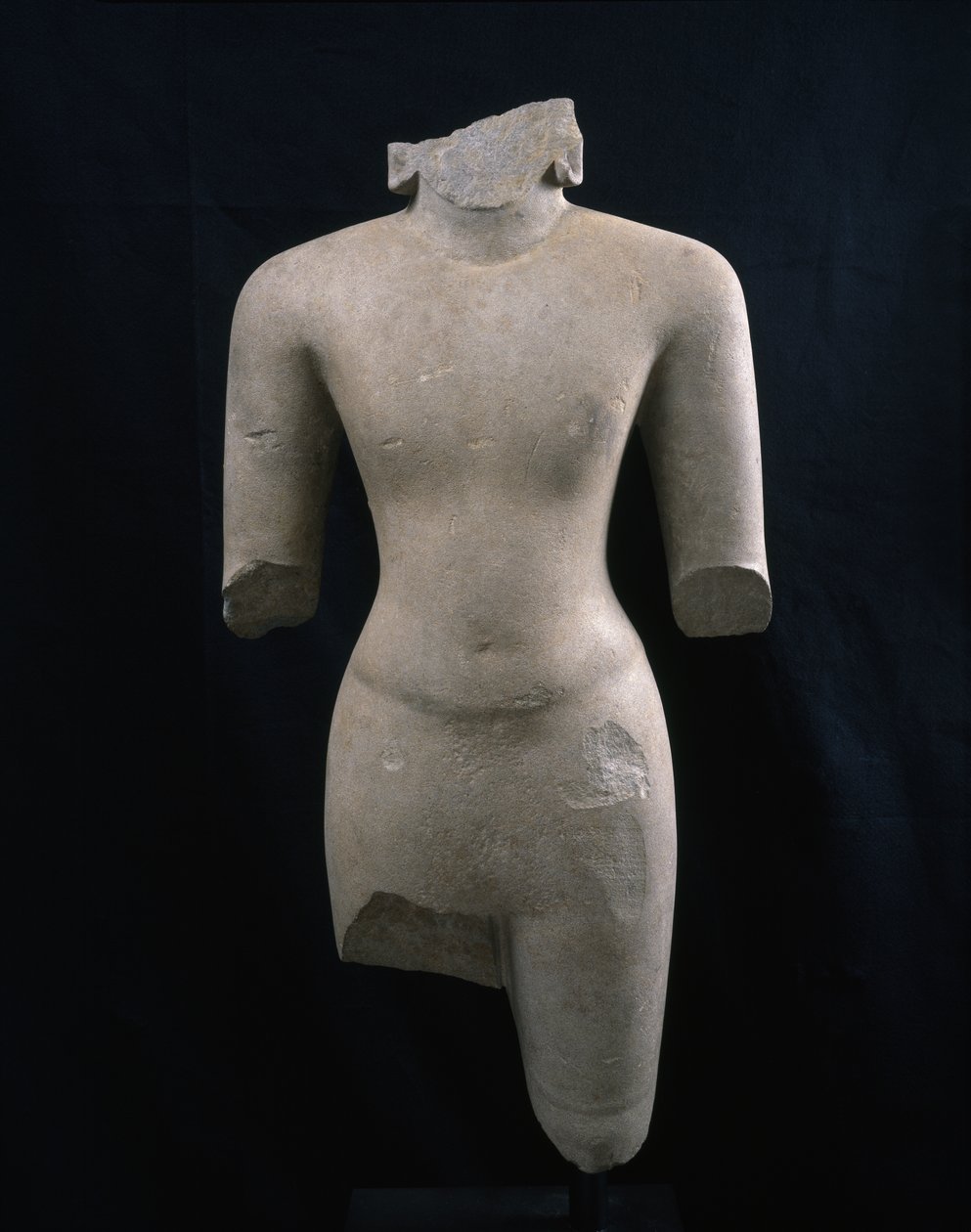 Torso einer Gottheit (wahrscheinlich Vishnu), ca. 7. Jahrhundert von Cambodian