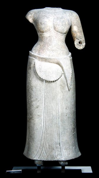 Weibliche Gottheit aus dem Tempel von Bakong, Rolous, Kambodscha, 4. - 9. Jahrhundert von Cambodian Cambodian