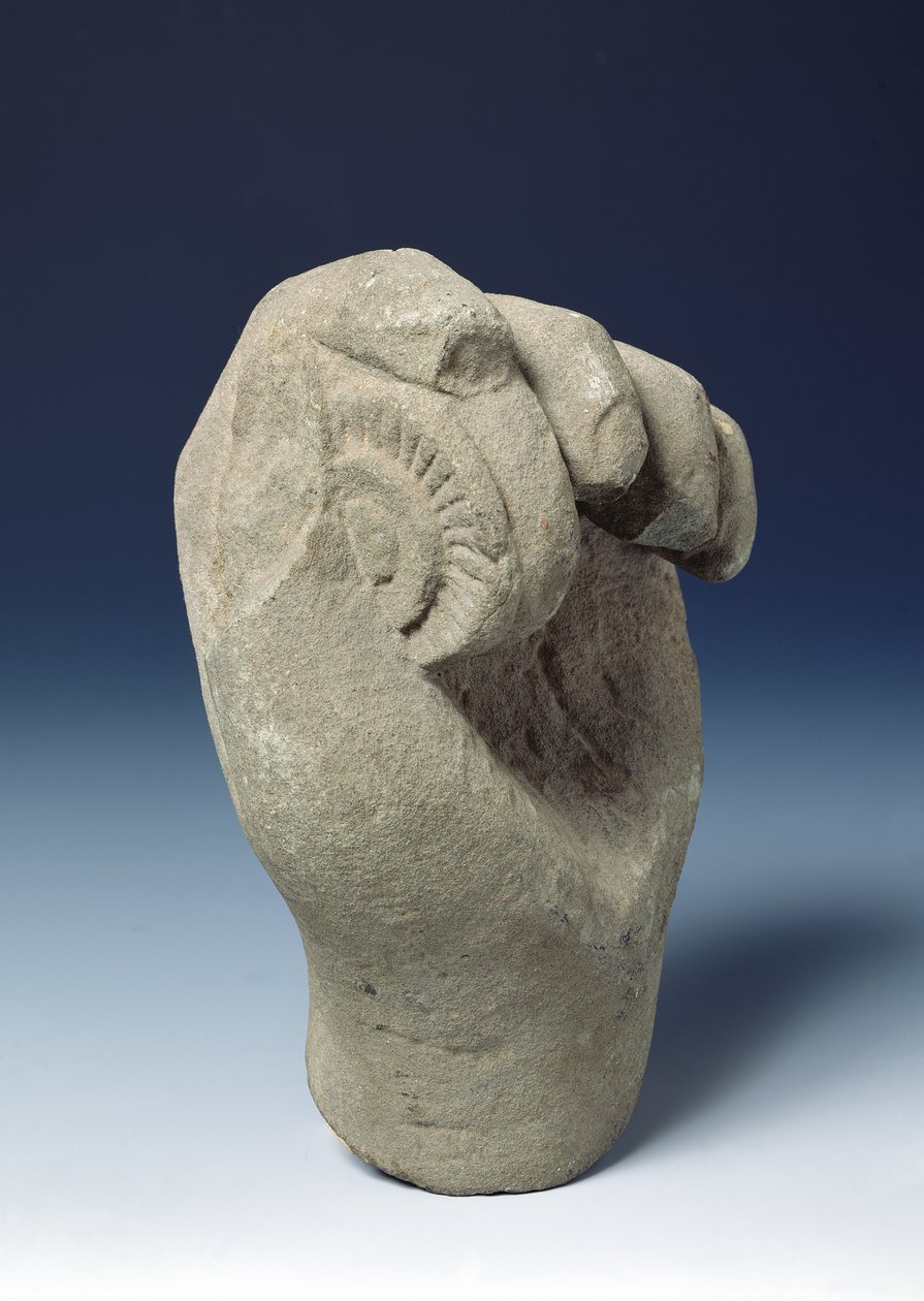 Hand einer Statue, die die Chakra-Scheibe hält, 800-1431 von Cambodian School