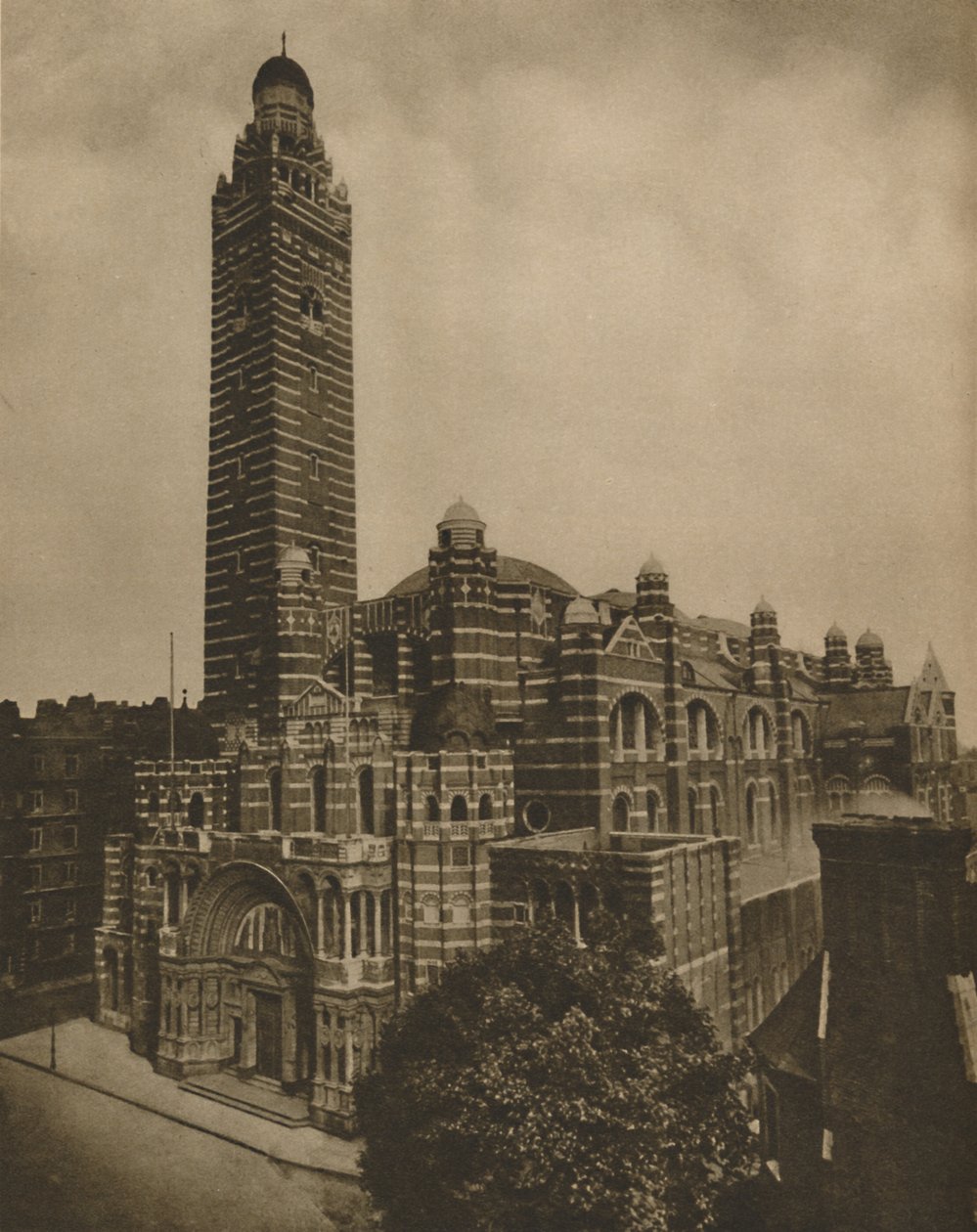 Westminsters byzantinische Kathedrale aus rotem Backstein von Ashley Place gesehen, ca. 1935 von Campbell