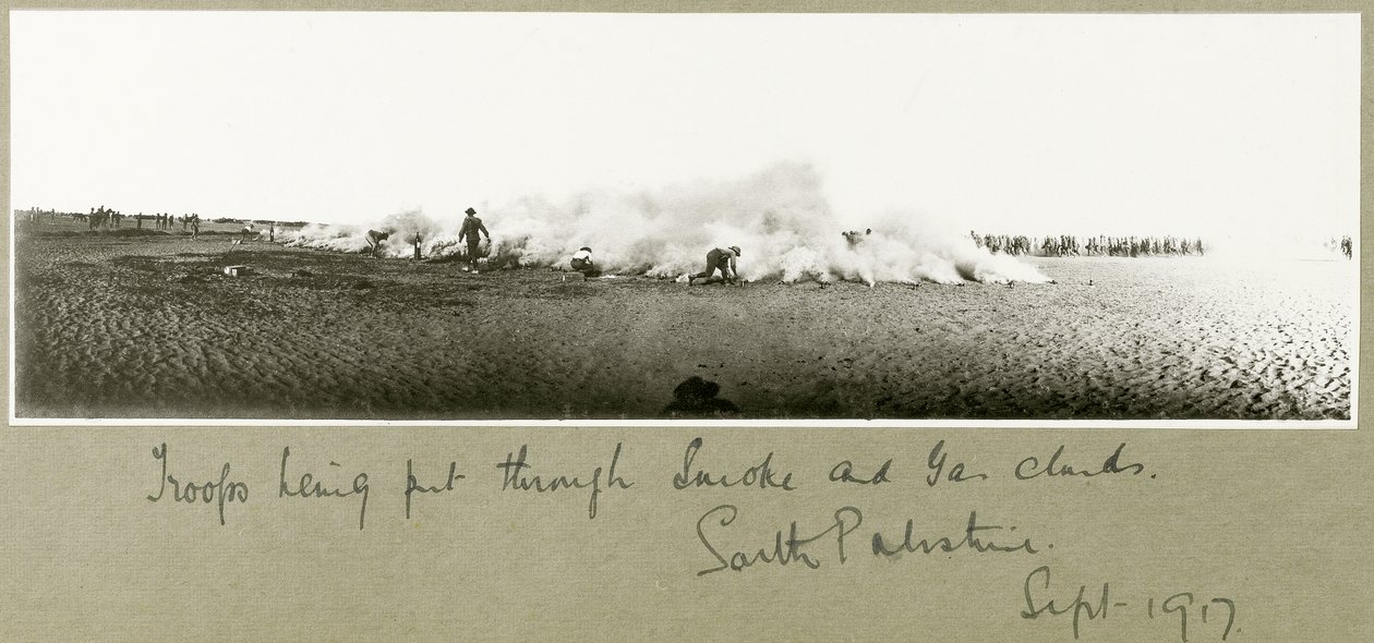 Truppen werden durch Rauch- und Gaswolken geführt, Südpalästina, September 1917 von Capt. Arthur Rhodes