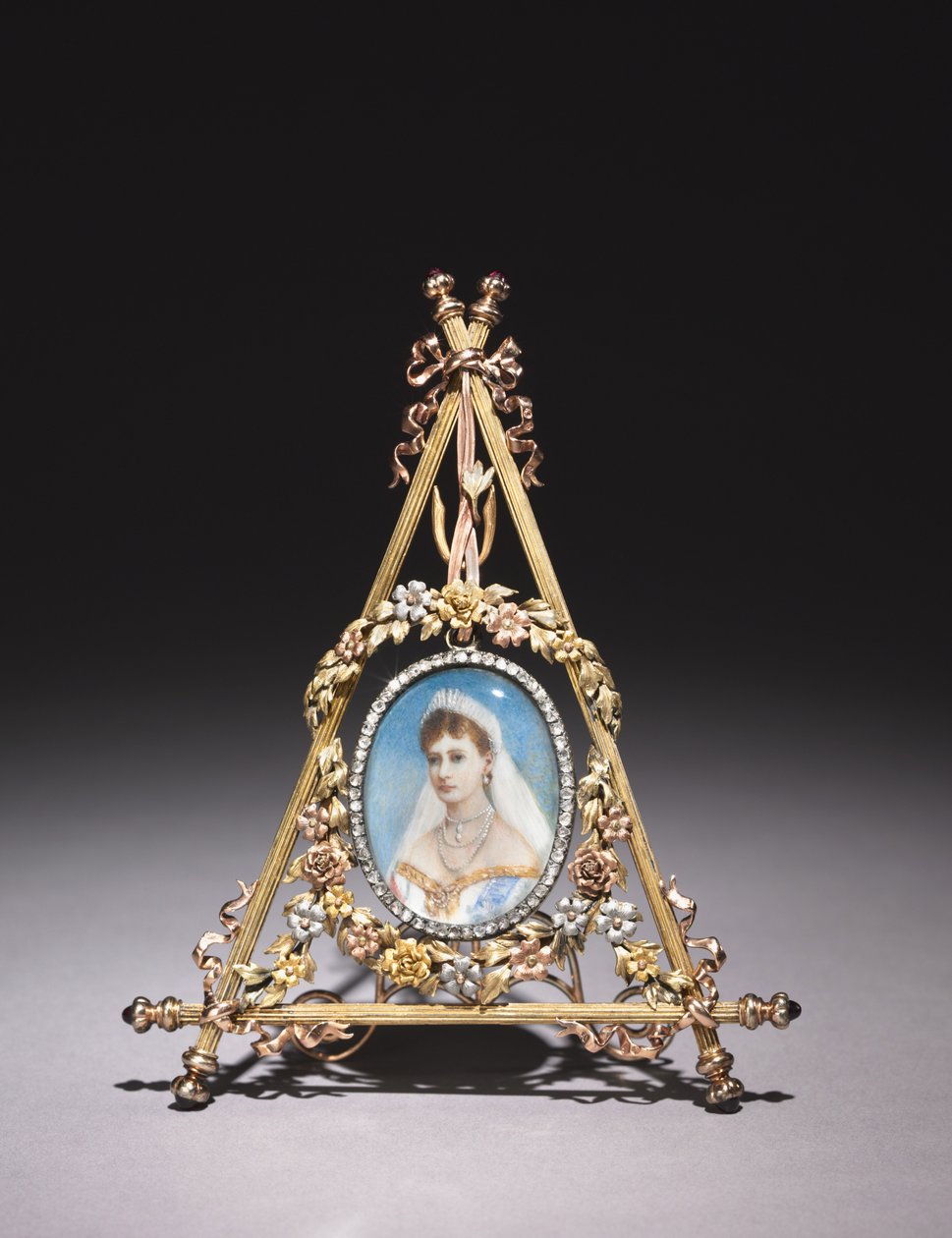 Dreieckiger Rahmen mit Porträt von Zarin Alexandra Fjodorowna, 1896-1908 von Carl Fabergé
