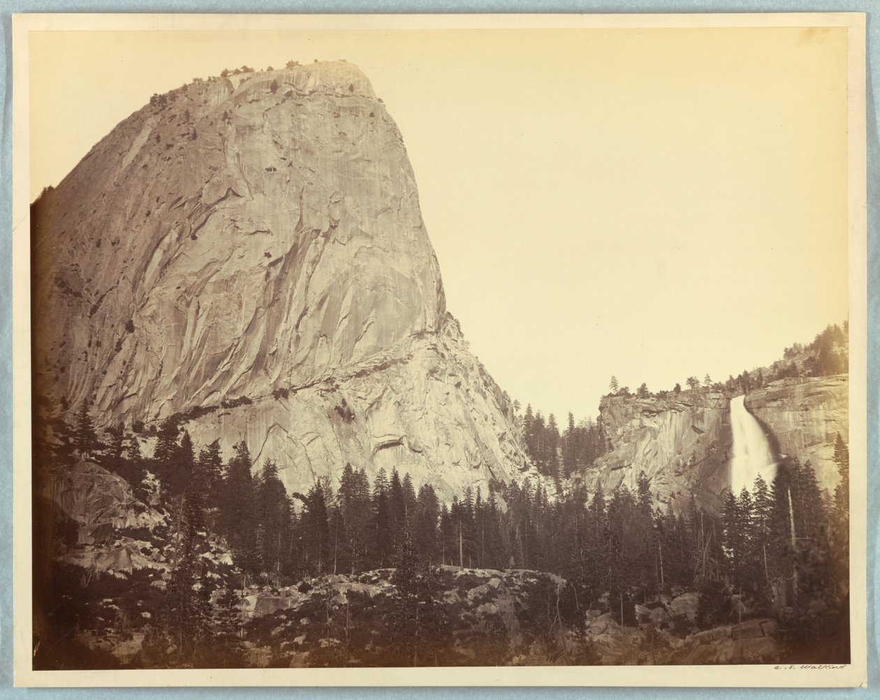 Mount Broderick, Nevada Falls, 700 Fuß, Yosemite von Carleton E. Watkins