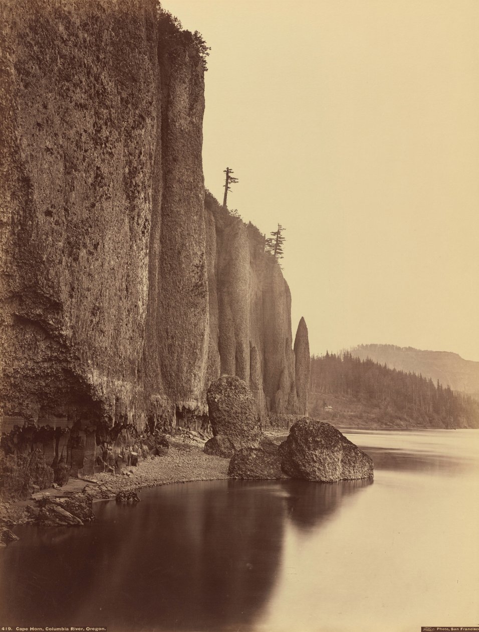 Kap Horn, Columbia River, Oregon, 1867 von Carleton Emmons Watkins