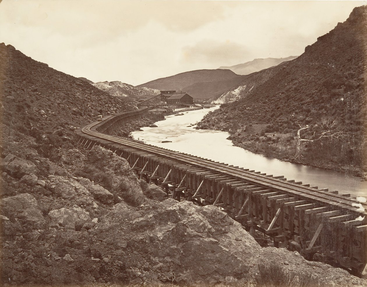 Eureka Quarz-Mühle und Flume, Nevada, 1875, gedruckt ca. 1876 von Carleton Emmons Watkins