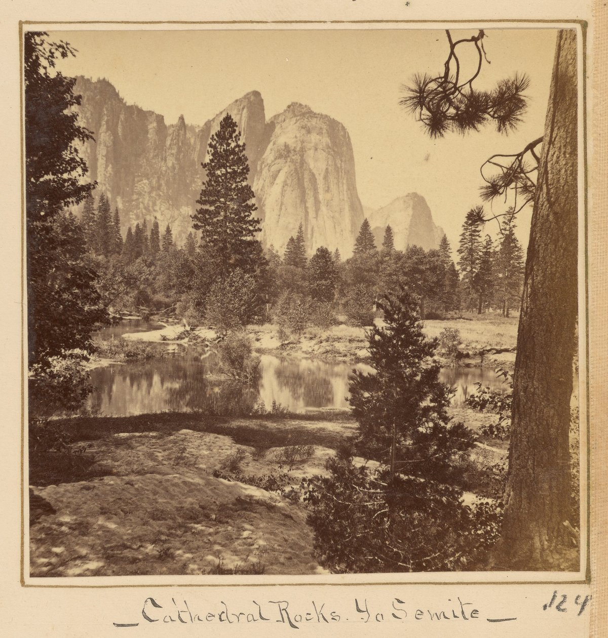 Kathedralenfelsen 2600 Fuß von Carleton Watkins