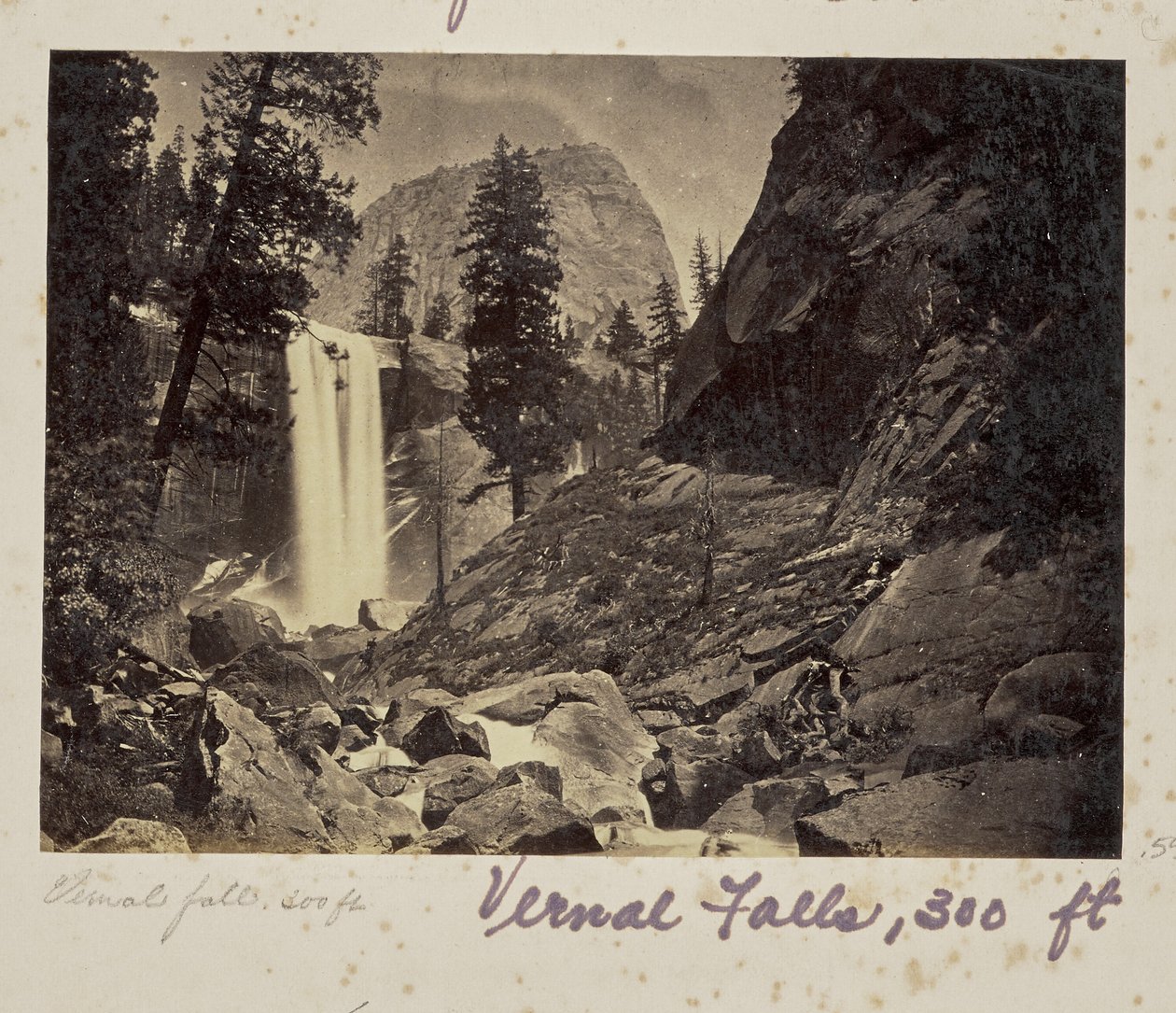 Piwyac - Der Frühlingsfall - 300 Fuß, Yosemite-Tal, Mariposa County, Kalifornien (Nr. 21) von Carleton Watkins