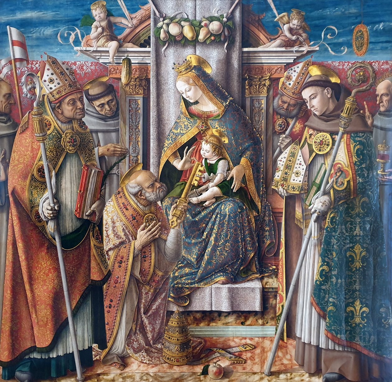 Thronende Maria mit dem Kind, die Schlüsselübergabe an den Apostel Petrus und mit den Heiligen Johannes Capistranus, Emidius, Franziskus, Ludwig von Toulouse, dem seligen Giacomo della Marca und einem Bischof von Carlo Crivelli