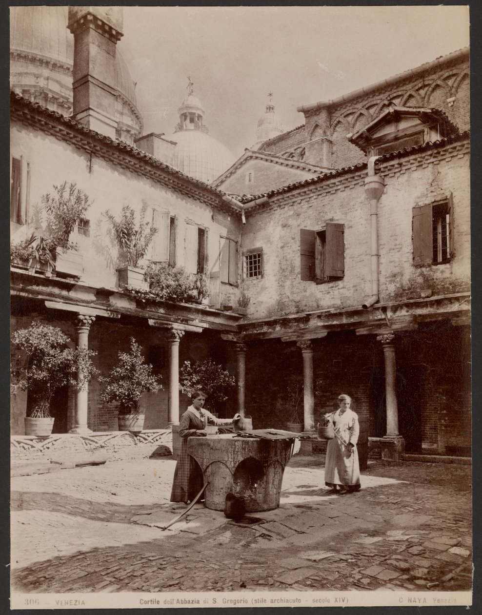 Innenhof der Abtei St. Gregory von Carlo Naya