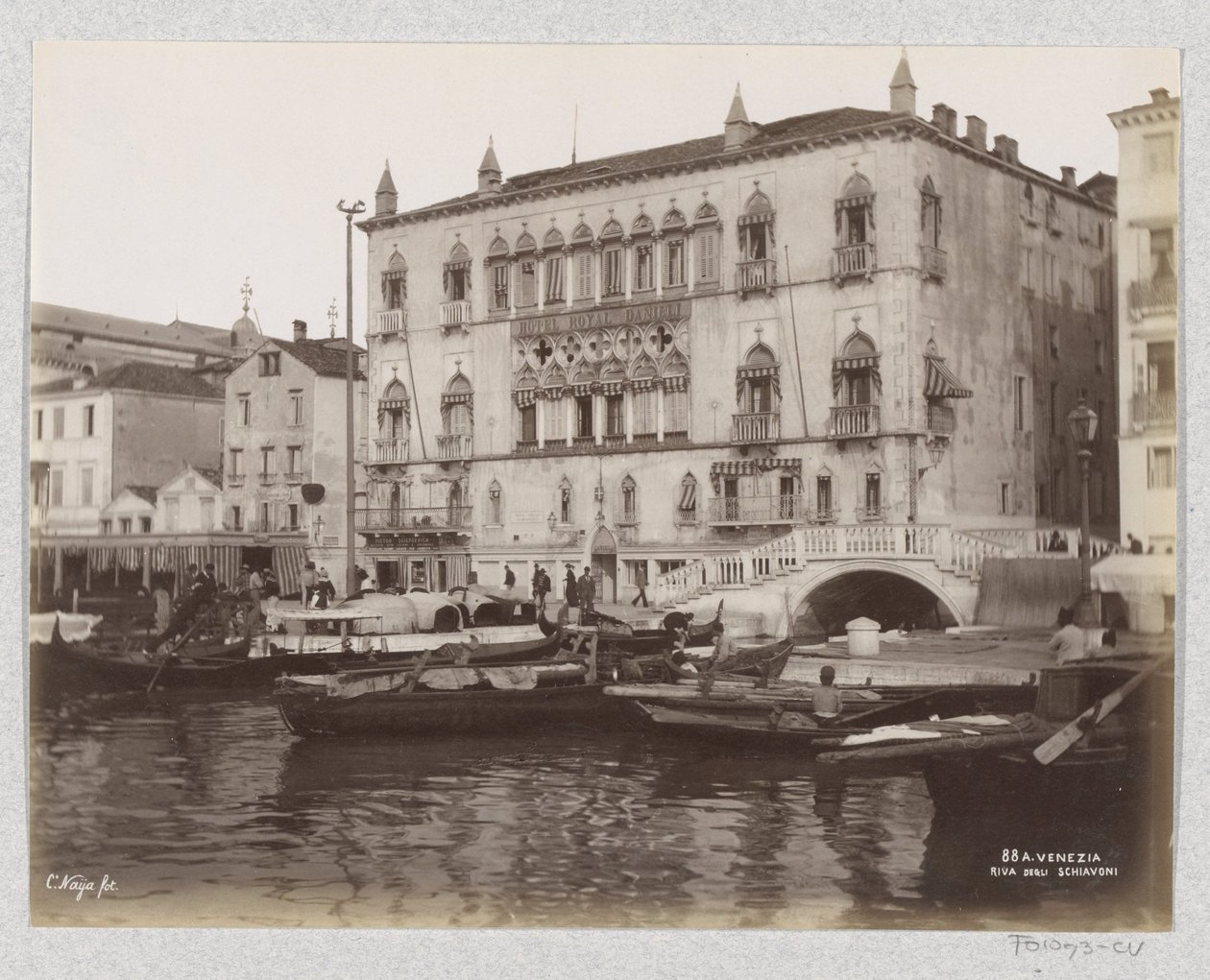 Hotel Royal Danieli im Palazzo Dandolo und Boote an der Riva degli Schiavoni in Venedig von Carlo Naya