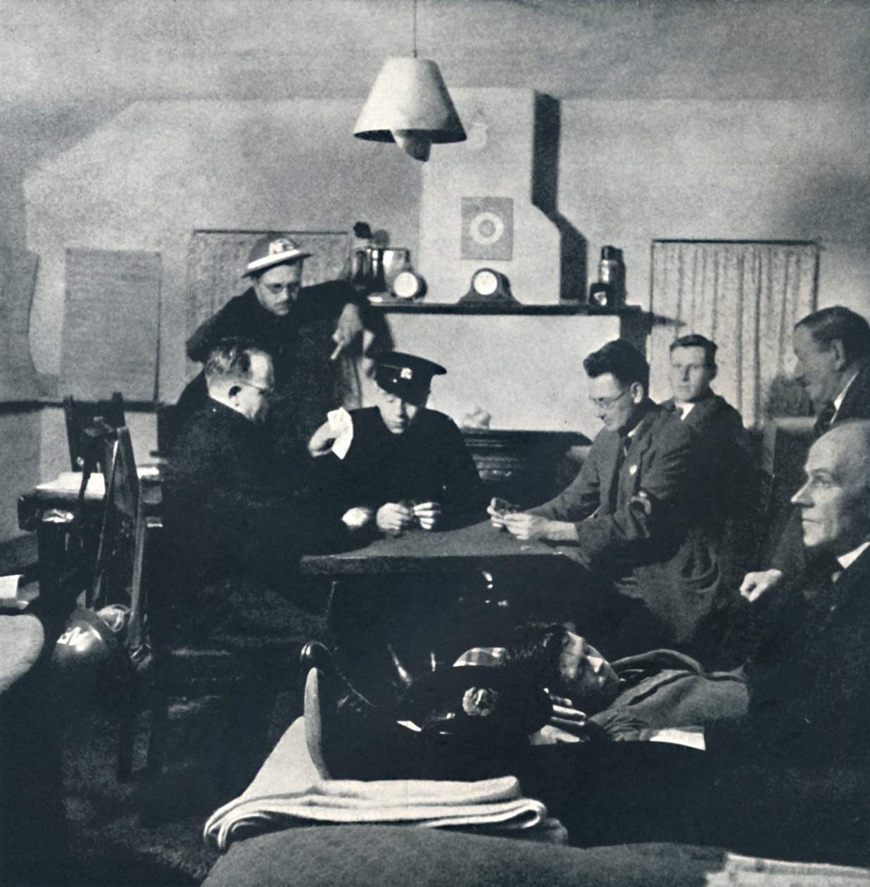 Nachtwache: Die Feuerwehrmannschaft entspannt sich, 1941 von Cecil Beaton