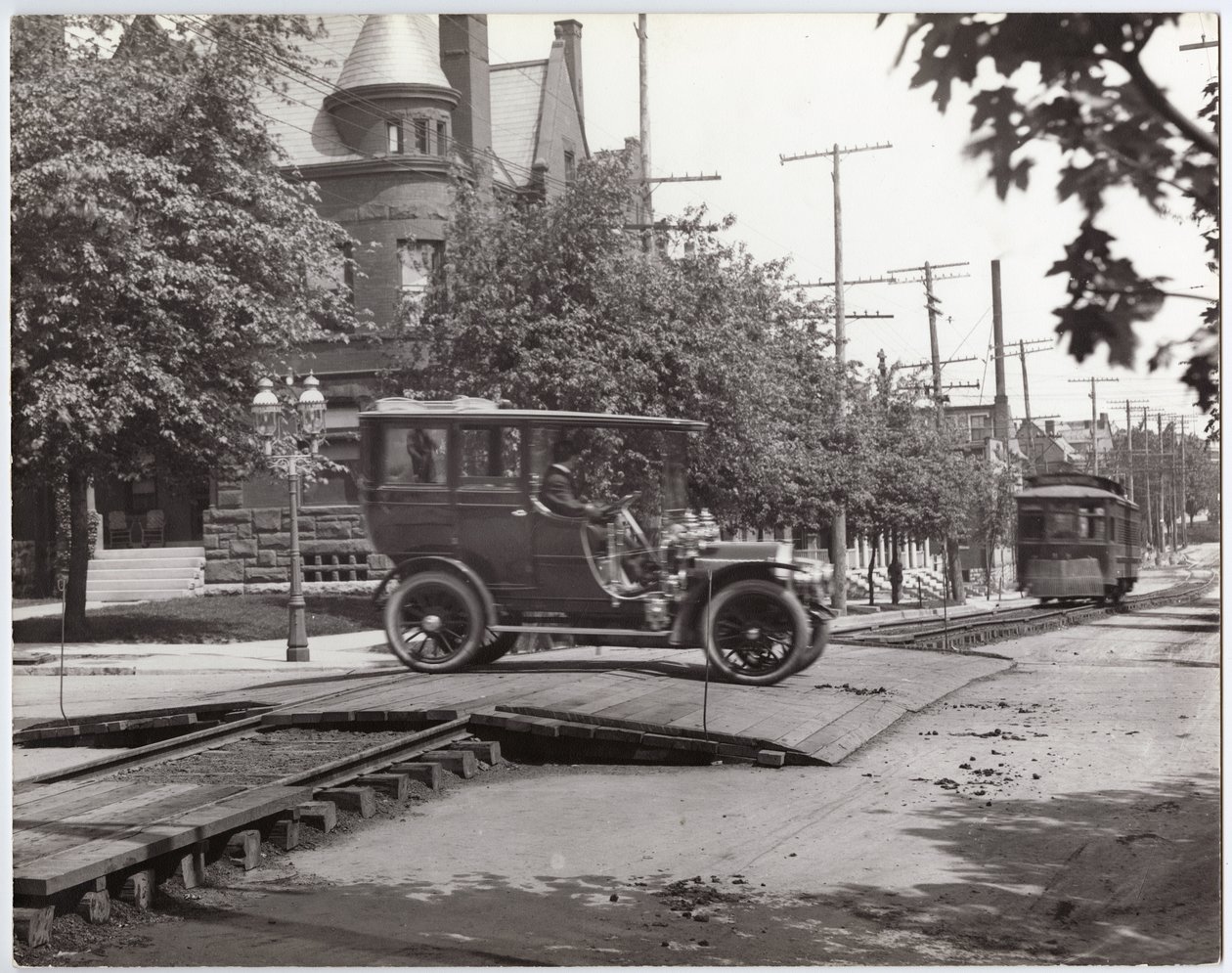 Packard-Limousine überquert die Straßenbahnschienen am Lindell Boulevard und Boyle Avenue von Charles Clement Holt
