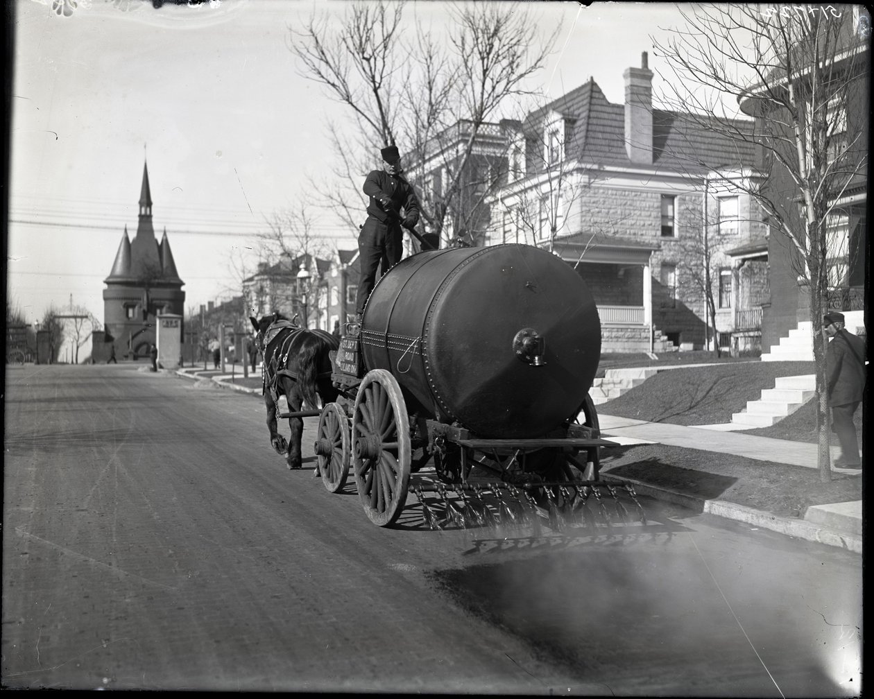 Straßenölwagen bei der Arbeit auf Washington Place nahe dem Eingang von Union Boulevard von Charles Clement Holt