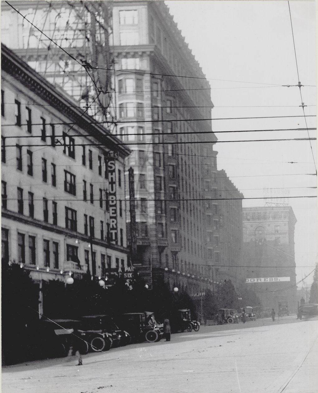 Vertikales Schwarz-Weiß-Foto, Blick nach Norden auf die Zwölfte Straße von Charles Clement Holt