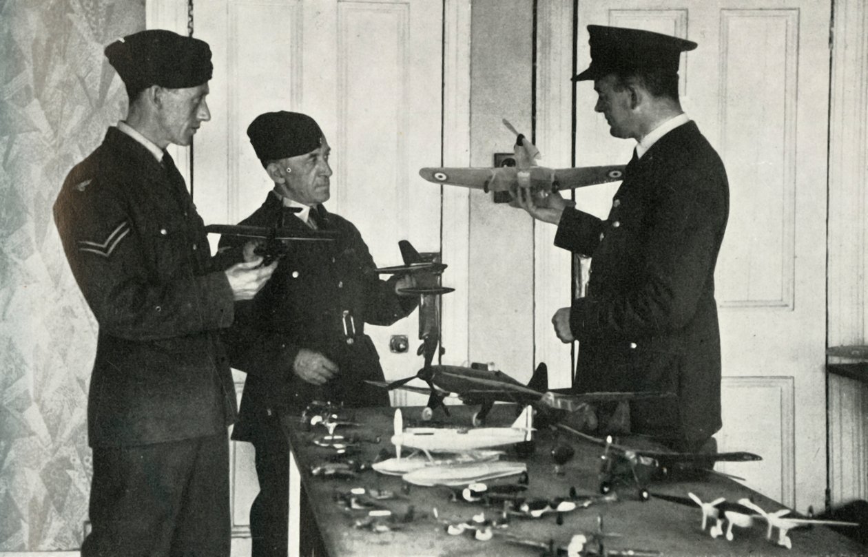 RAF-Personal lernt während des Zweiten Weltkriegs Flugzeuge zu identifizieren, 1941 von Charles Brown
