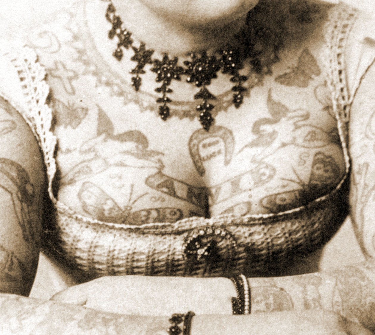 Nahaufnahme von Annie Howards Brust, ca. 1898 (Kabinettsfoto) von Charles Eisenmann