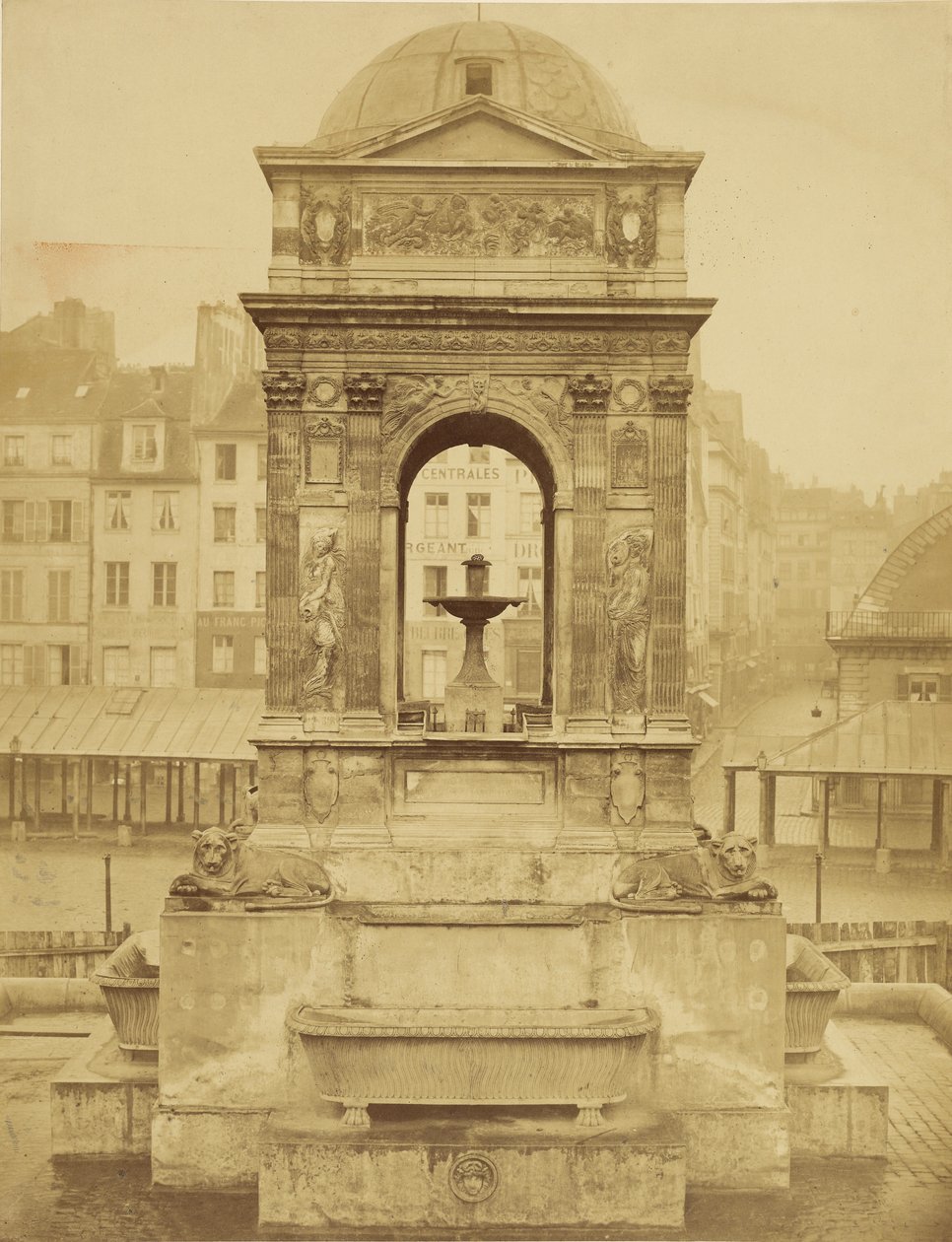 [Die Ostfassade des Fontaine des Innocents] / [Fontaine des Innocents, Paris] von Charles Marville