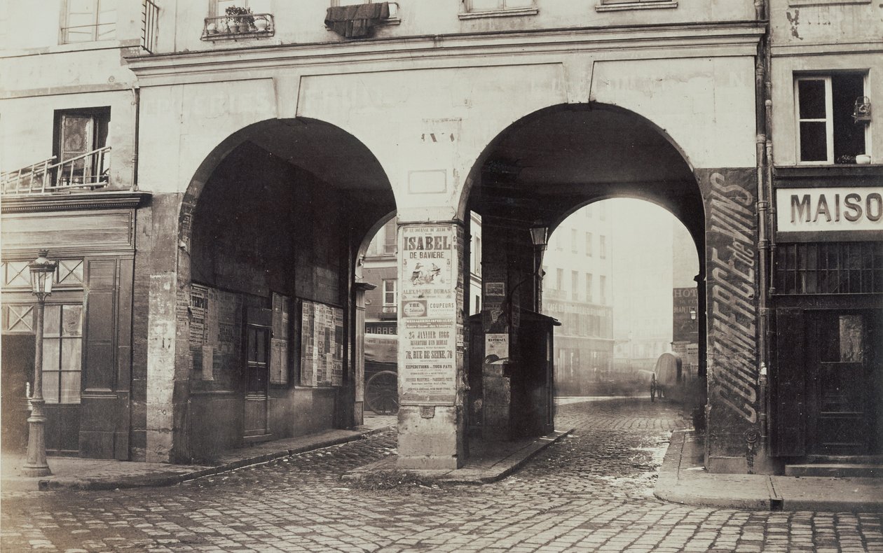 [Les Deux-Portes. Blick von der Rue des Innocents zur Rue de la Ferronnerie.] von Charles Marville