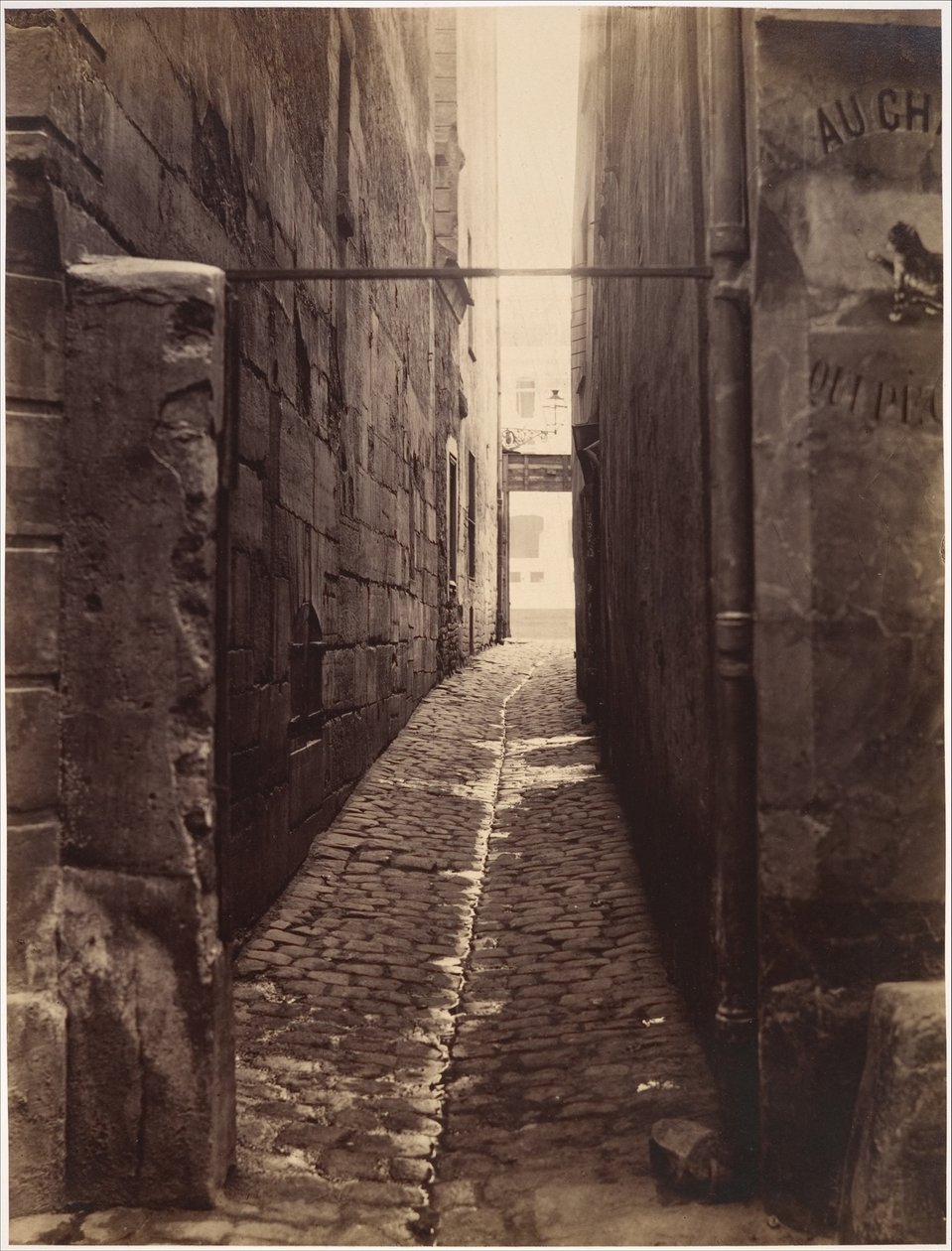 Rue du Chat-qui-Pêche (von der Rue de la Huchette) von Charles Marville