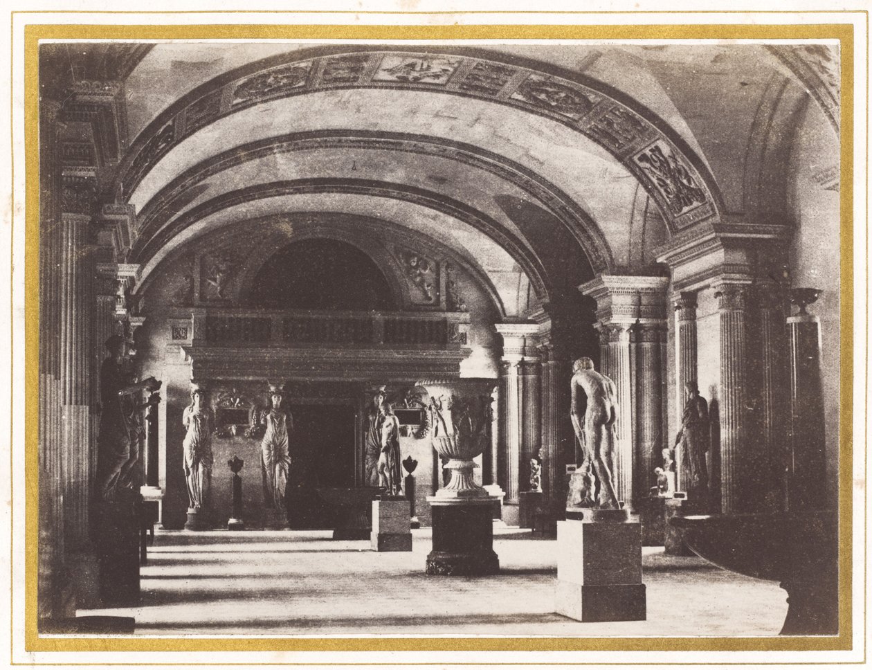 Salle des Cariatides, im Musée du Louvre, ca. 1851 von Charles Marville