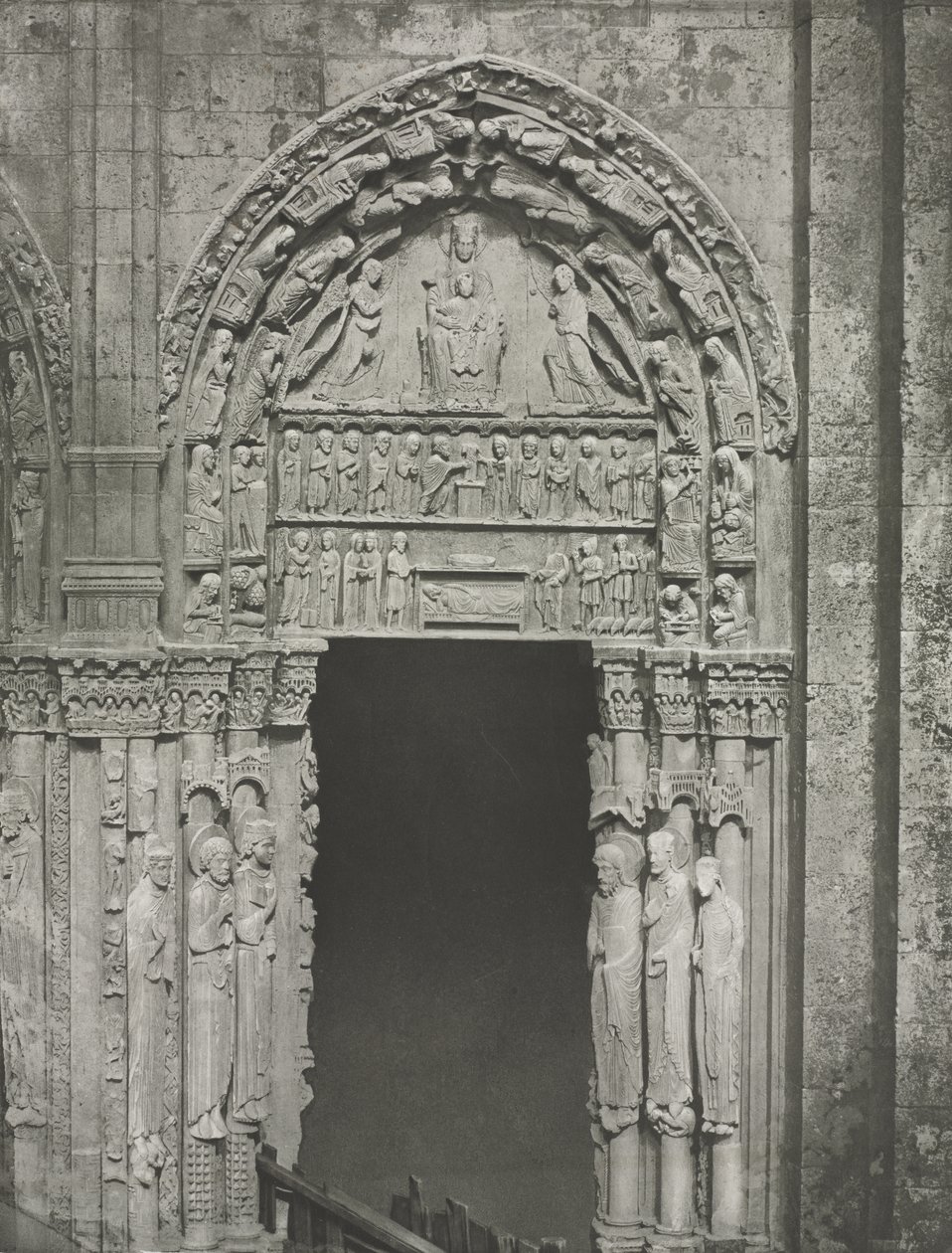 Kathedrale von Chartres: Rechte Tür des Königlichen Portals mit Unserer Lieben Frau von Chartres von Charles Nègre